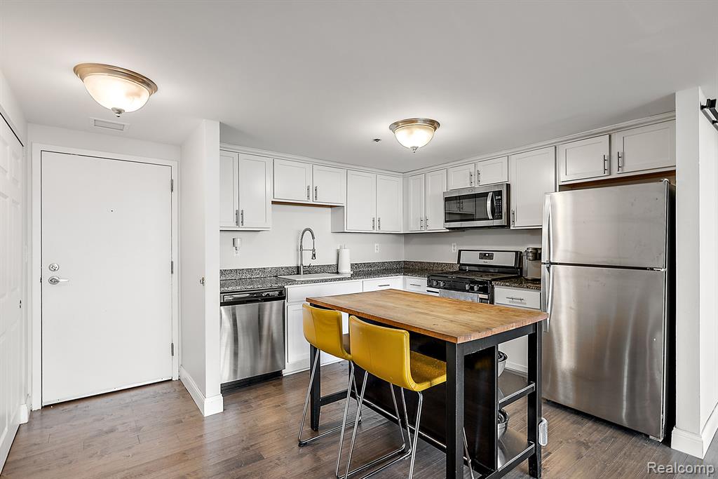 250 E Harbortown  Unit: 1507