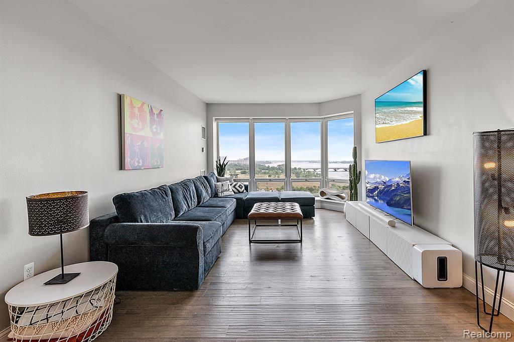 250 E Harbortown  Unit: 1507