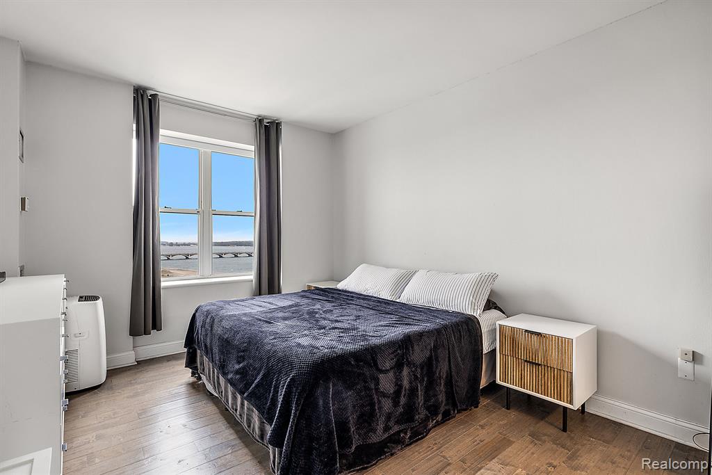 250 E Harbortown  Unit: 1507