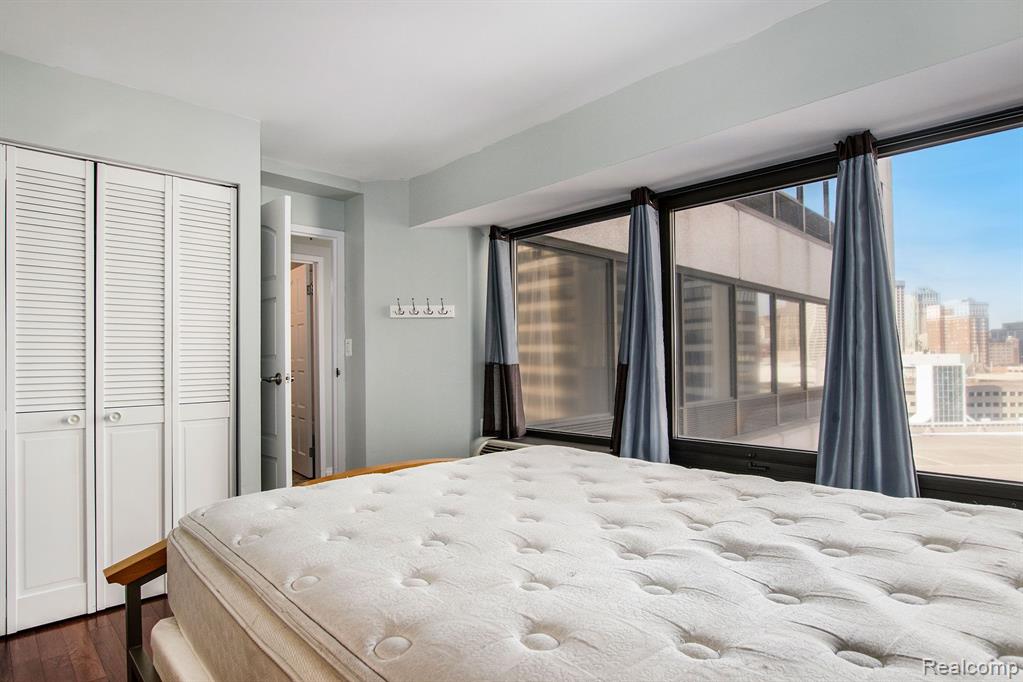 1001 W Jefferson  Unit: 300 / 11G