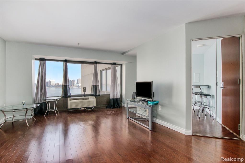 1001 W Jefferson  Unit: 300 / 11G