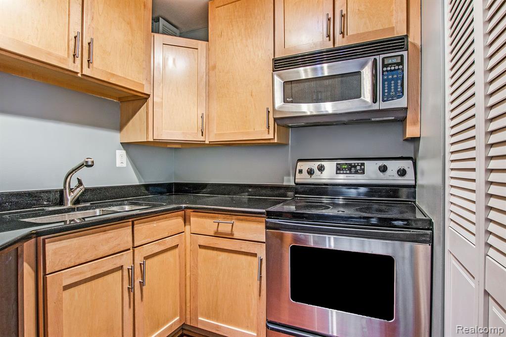 1001 W Jefferson  Unit: 300 / 11G