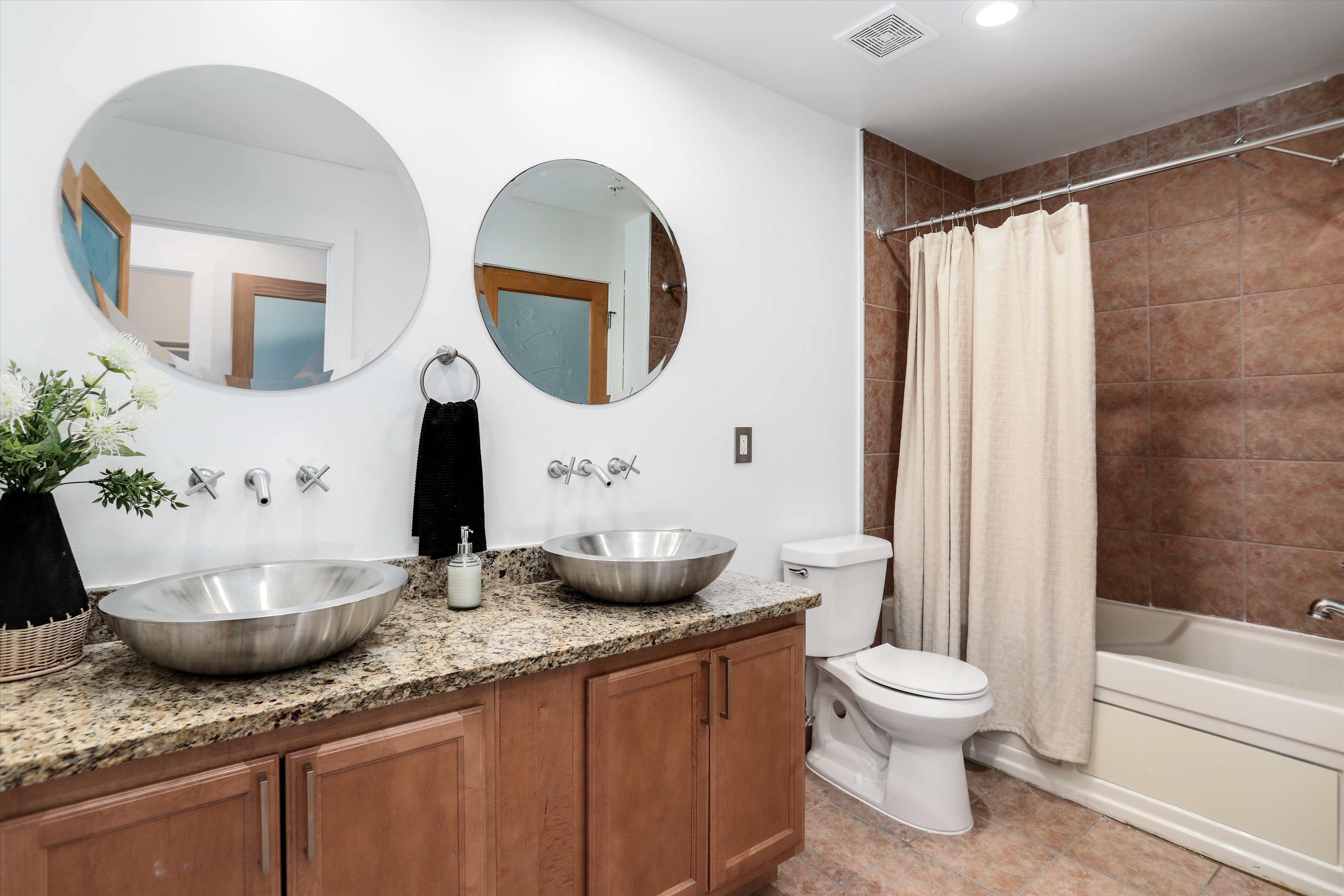 2843 E Grand Boulevard Unit: 8