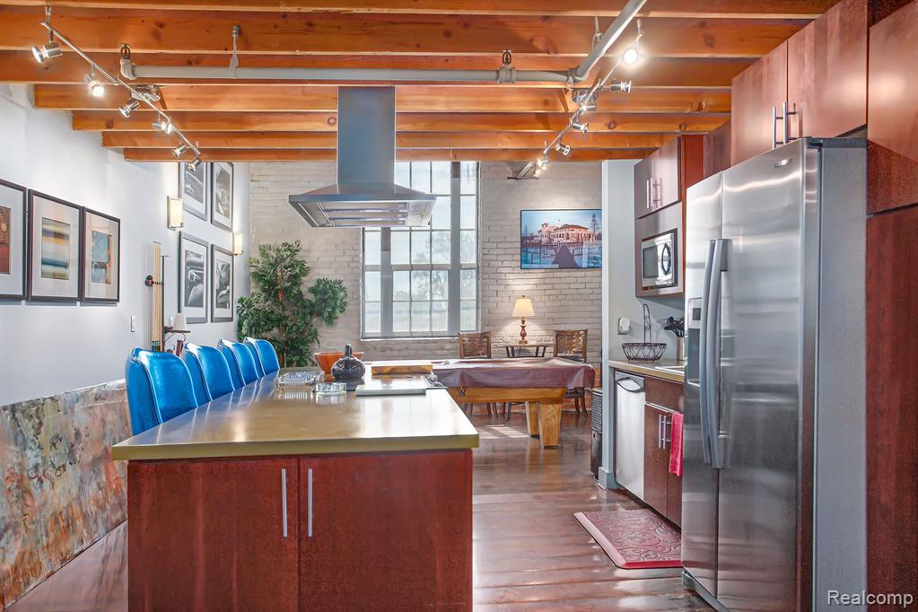 6533 E Jefferson Unit: 410