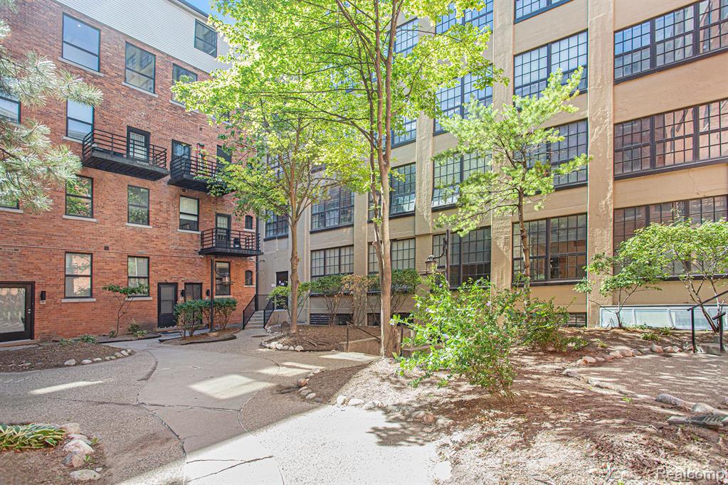 6533 E Jefferson Unit: 410