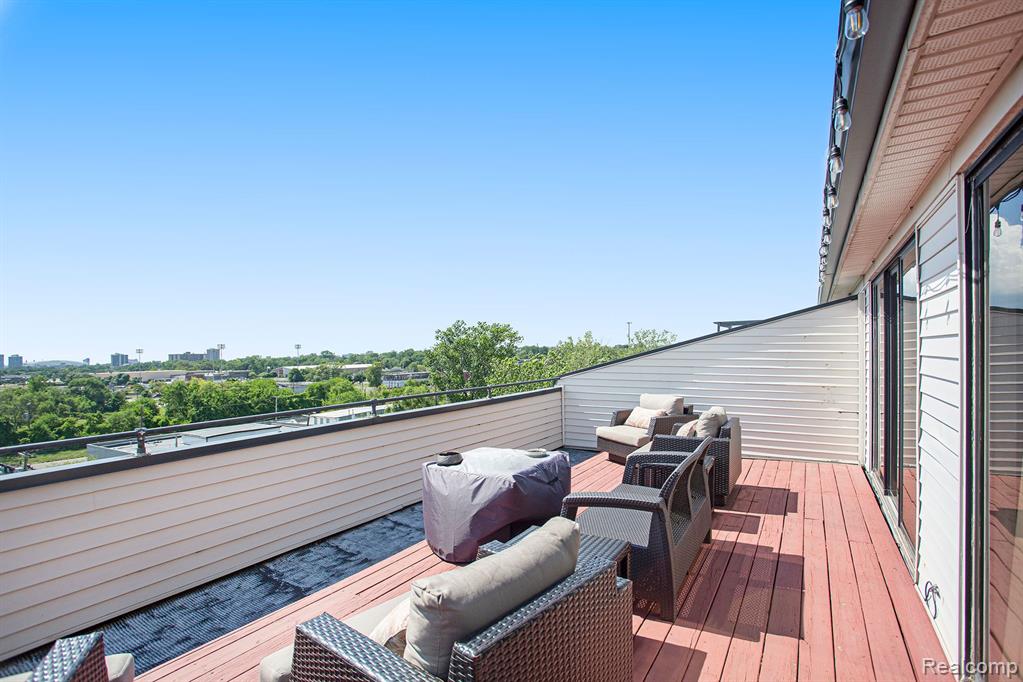 6533 E Jefferson Unit: 410