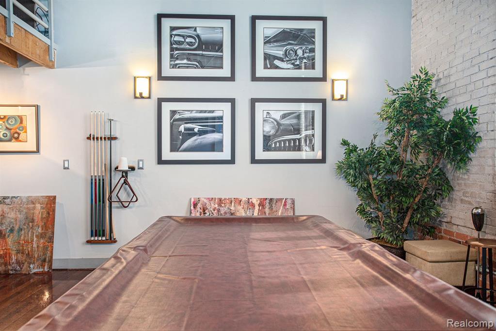 6533 E Jefferson Unit: 410