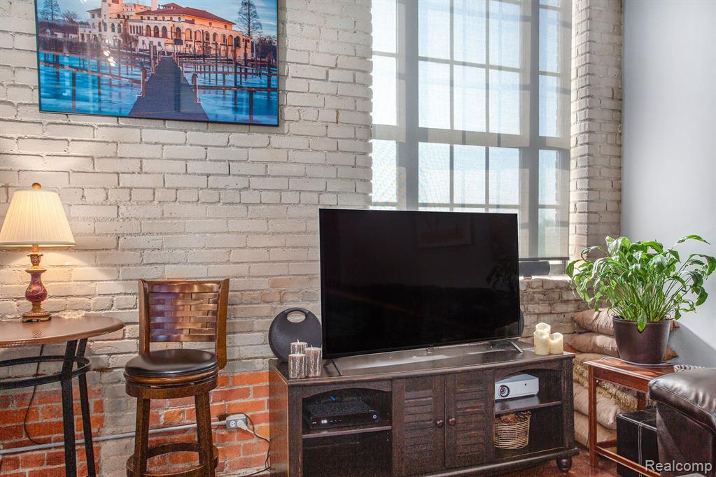 6533 E Jefferson Unit: 410