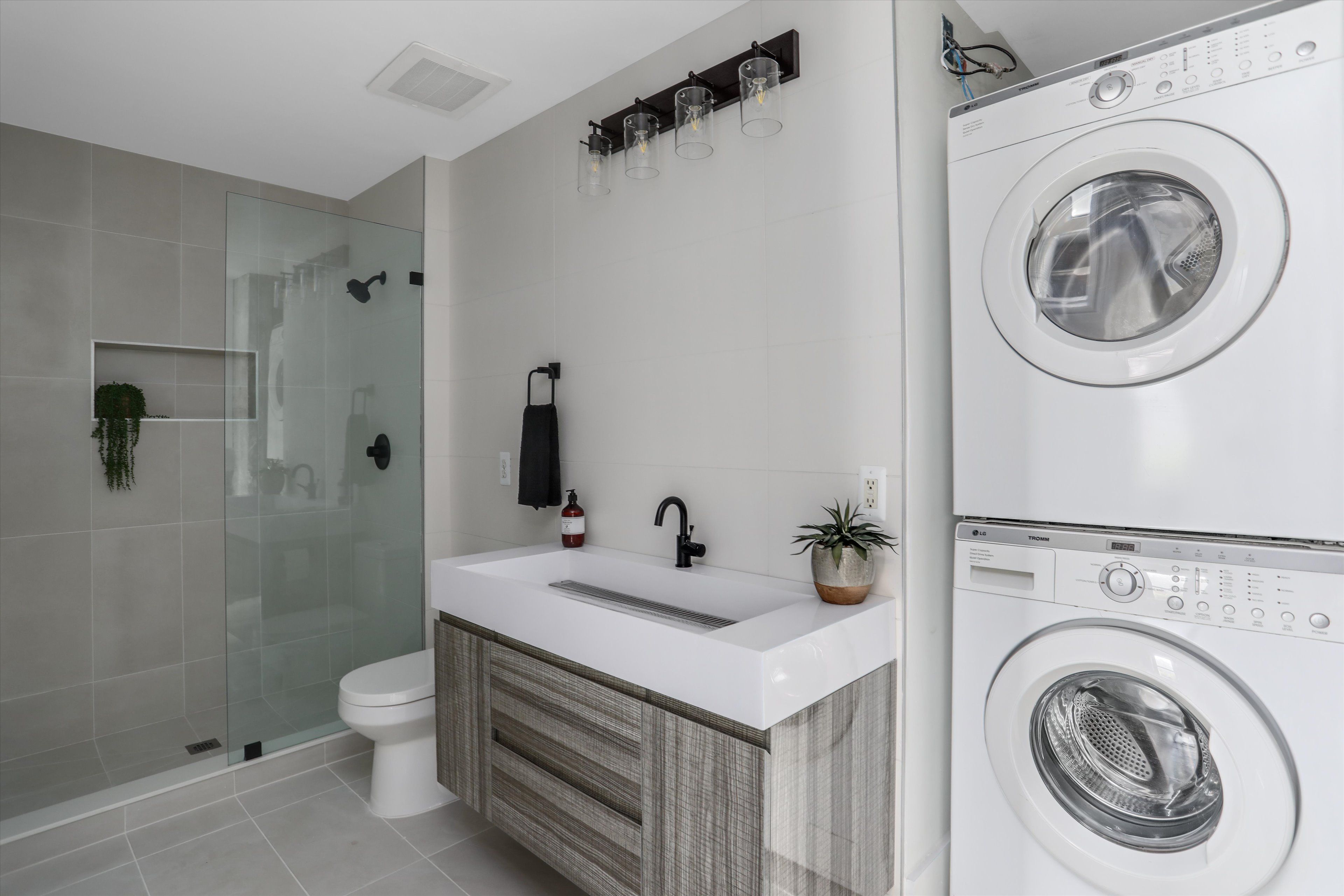 5766 Trumbull Street Unit: 2/102