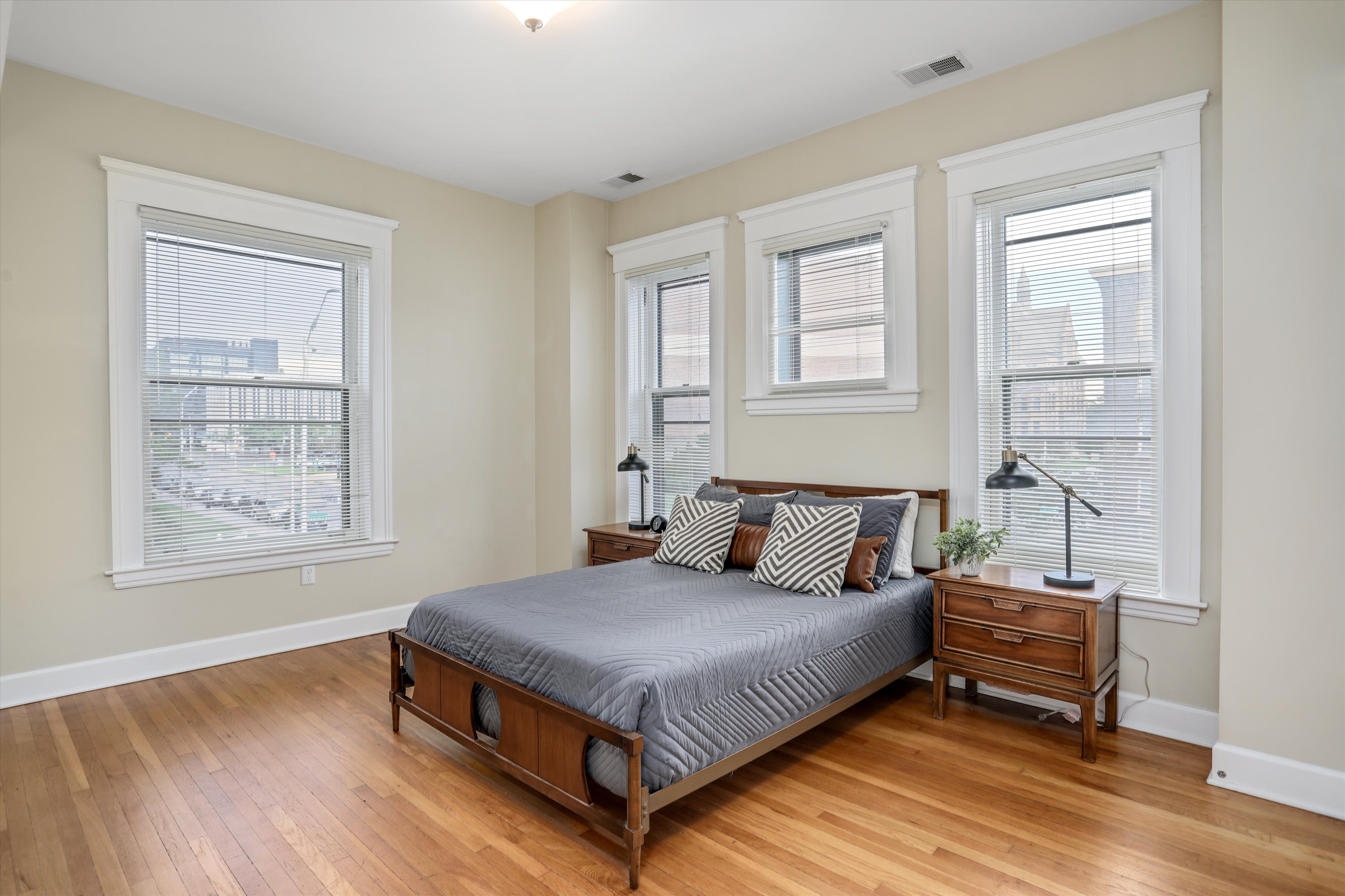 615 W Hancock Street Unit: 201