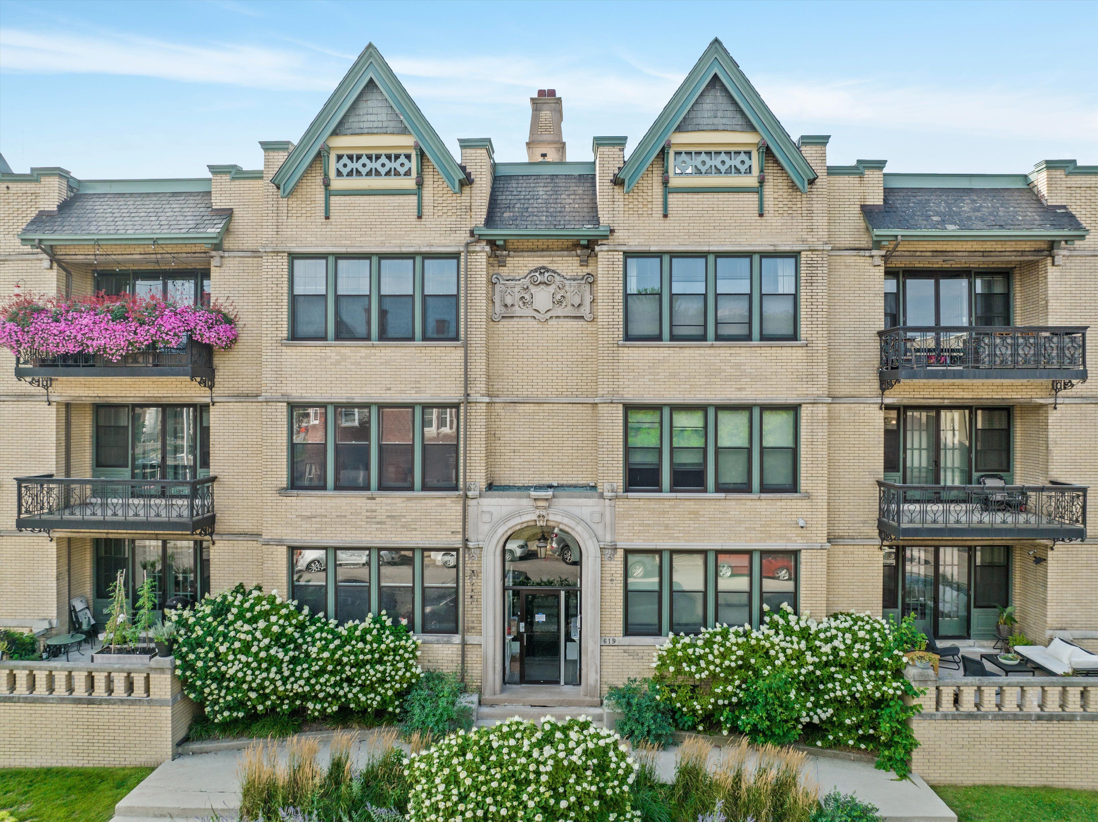 615 W Hancock Street Unit: 201