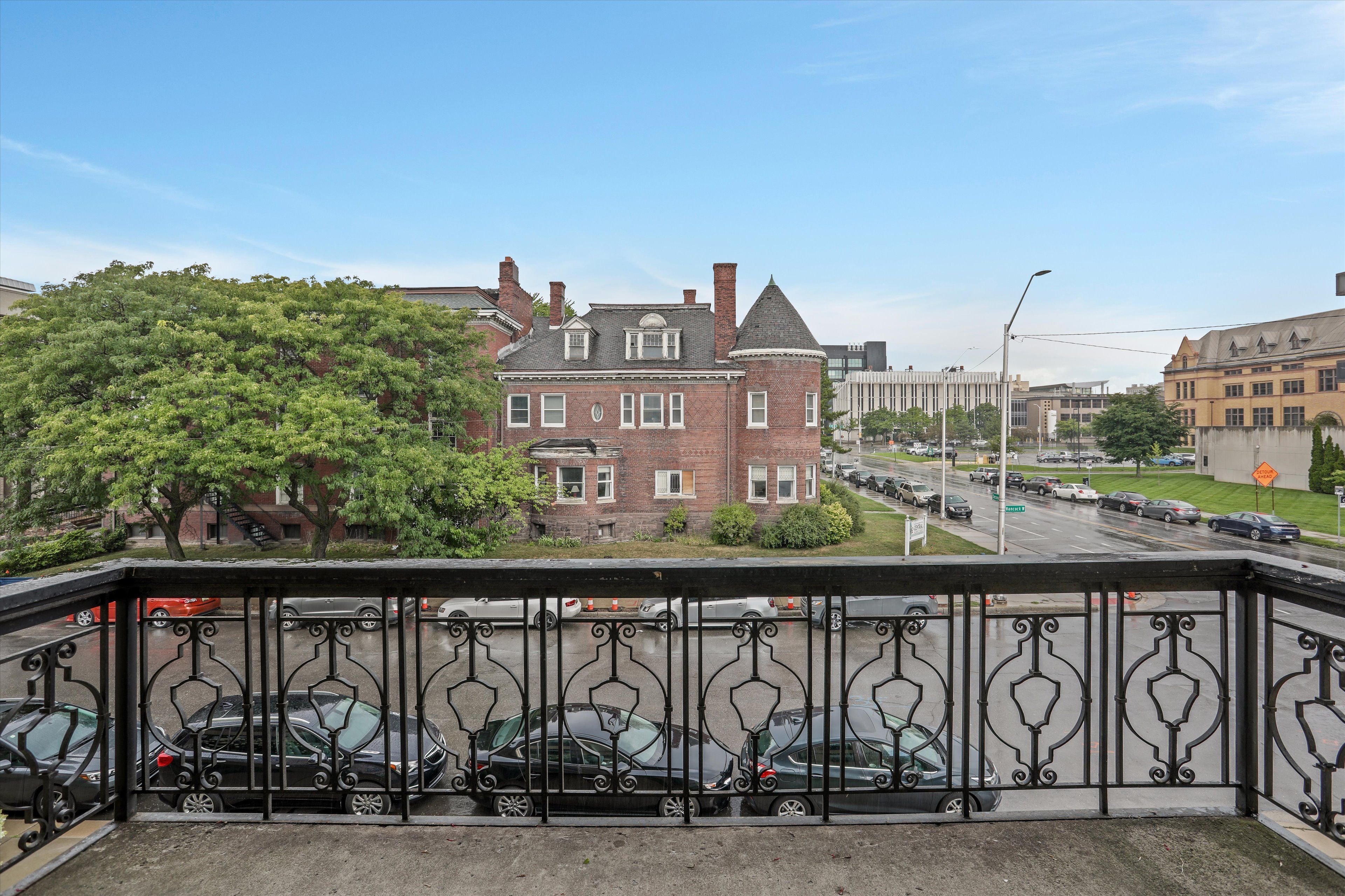 615 W Hancock Street Unit: 201