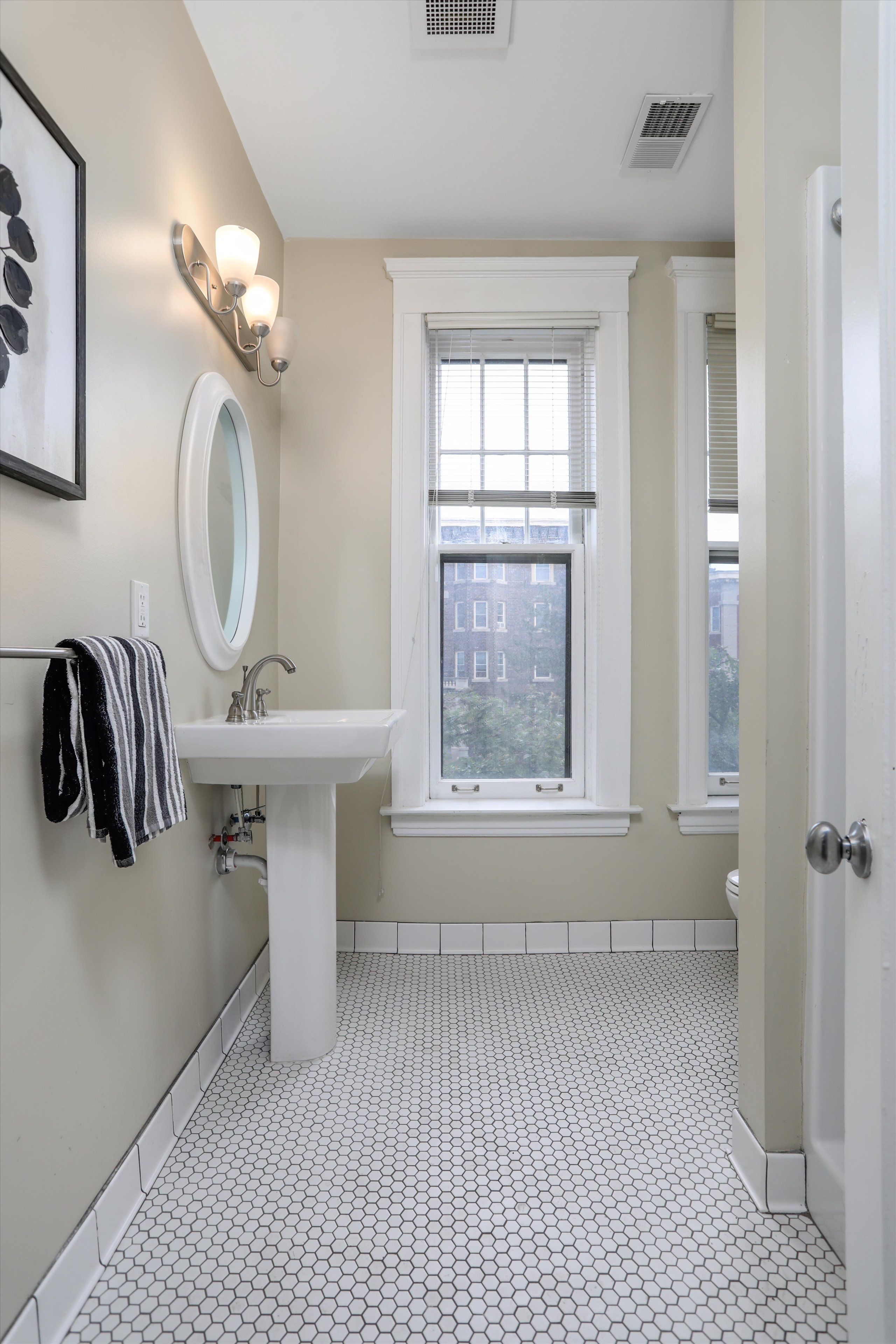 615 W Hancock Street Unit: 201