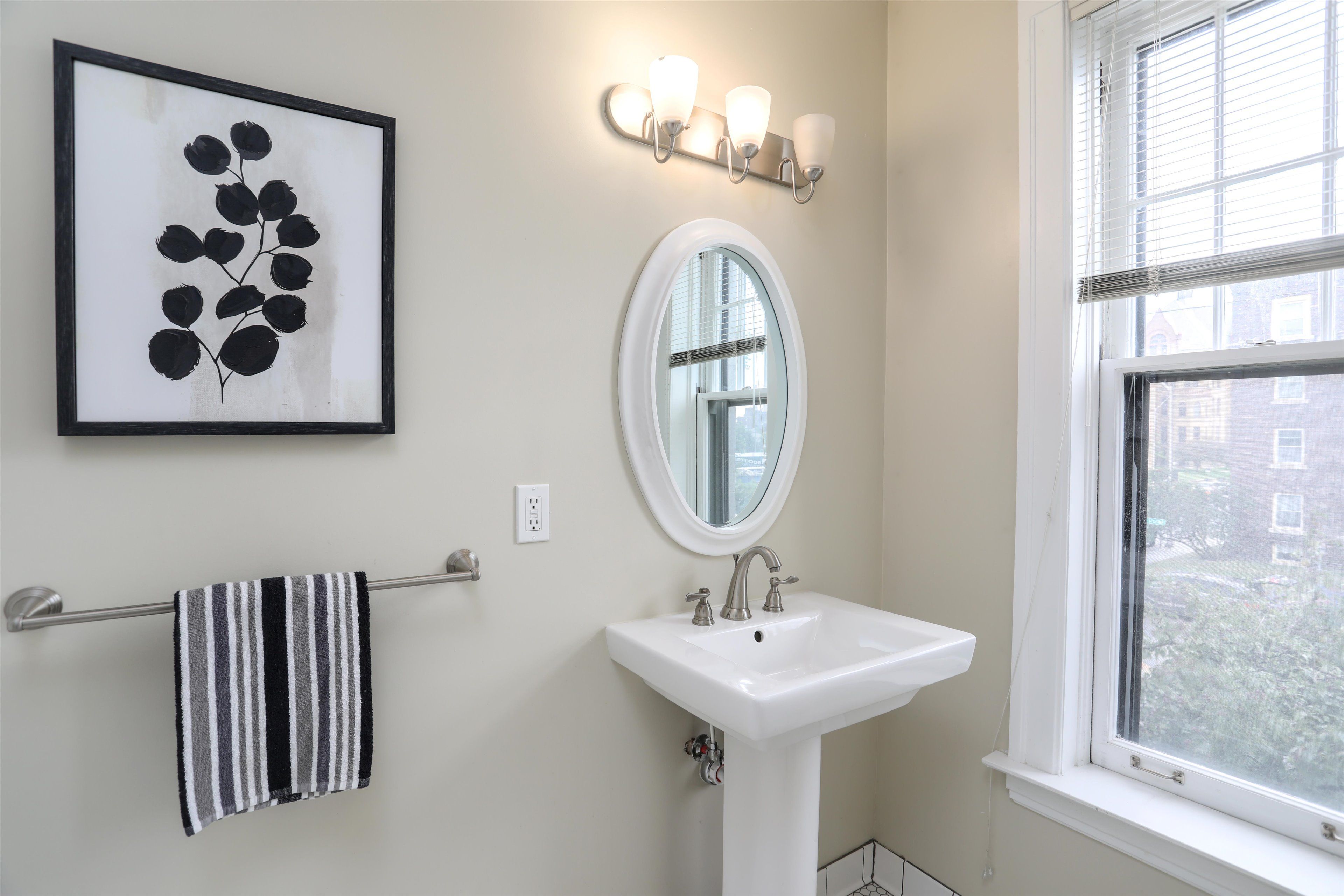 615 W Hancock Street Unit: 201