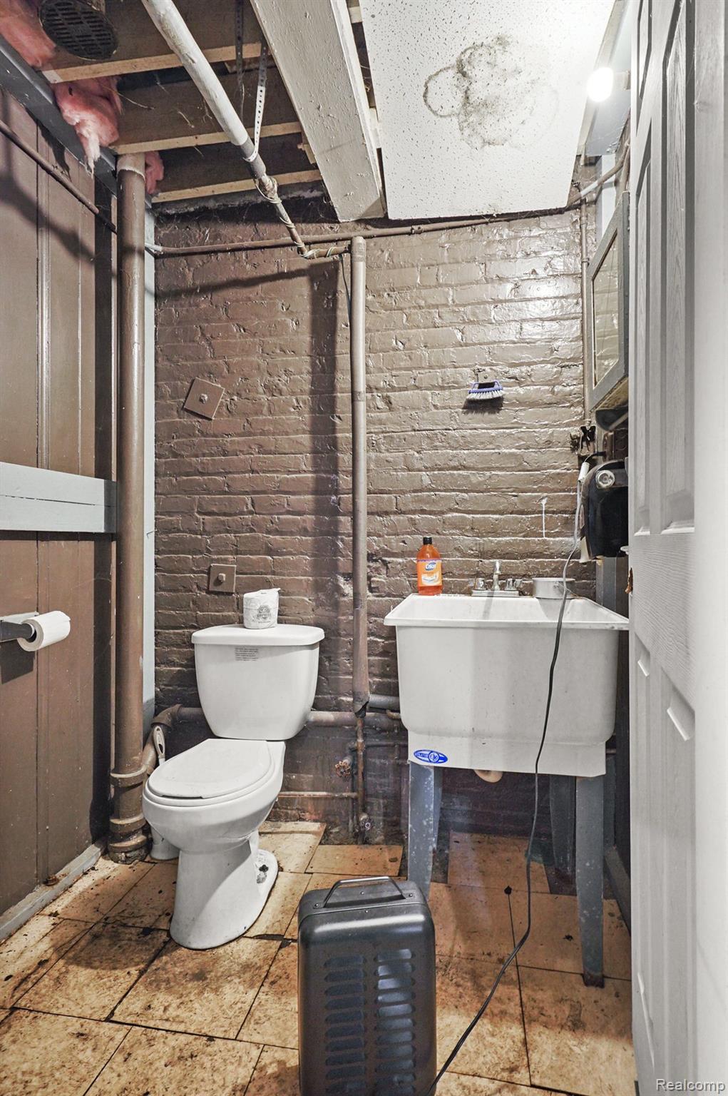 2238 MOUNT ELLIOTT Street