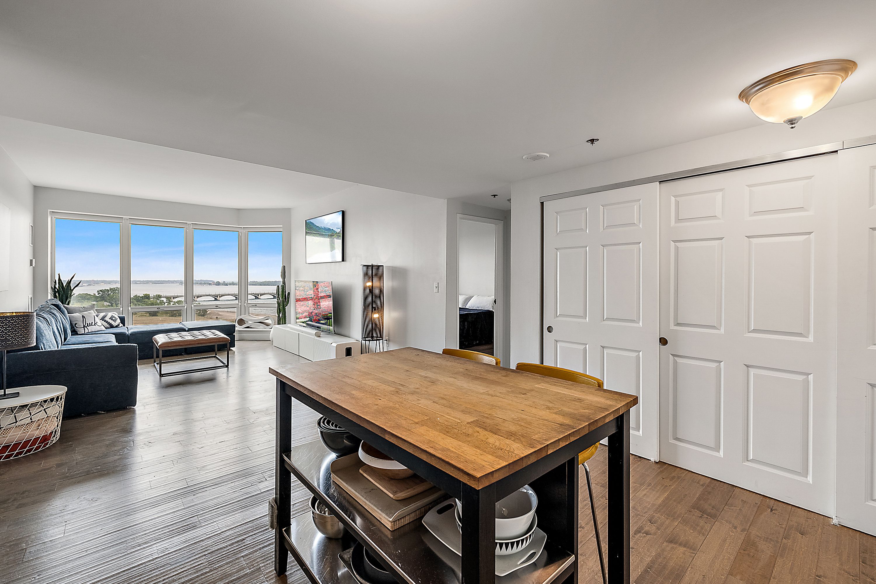 250 E Harbortown  Unit: 1507