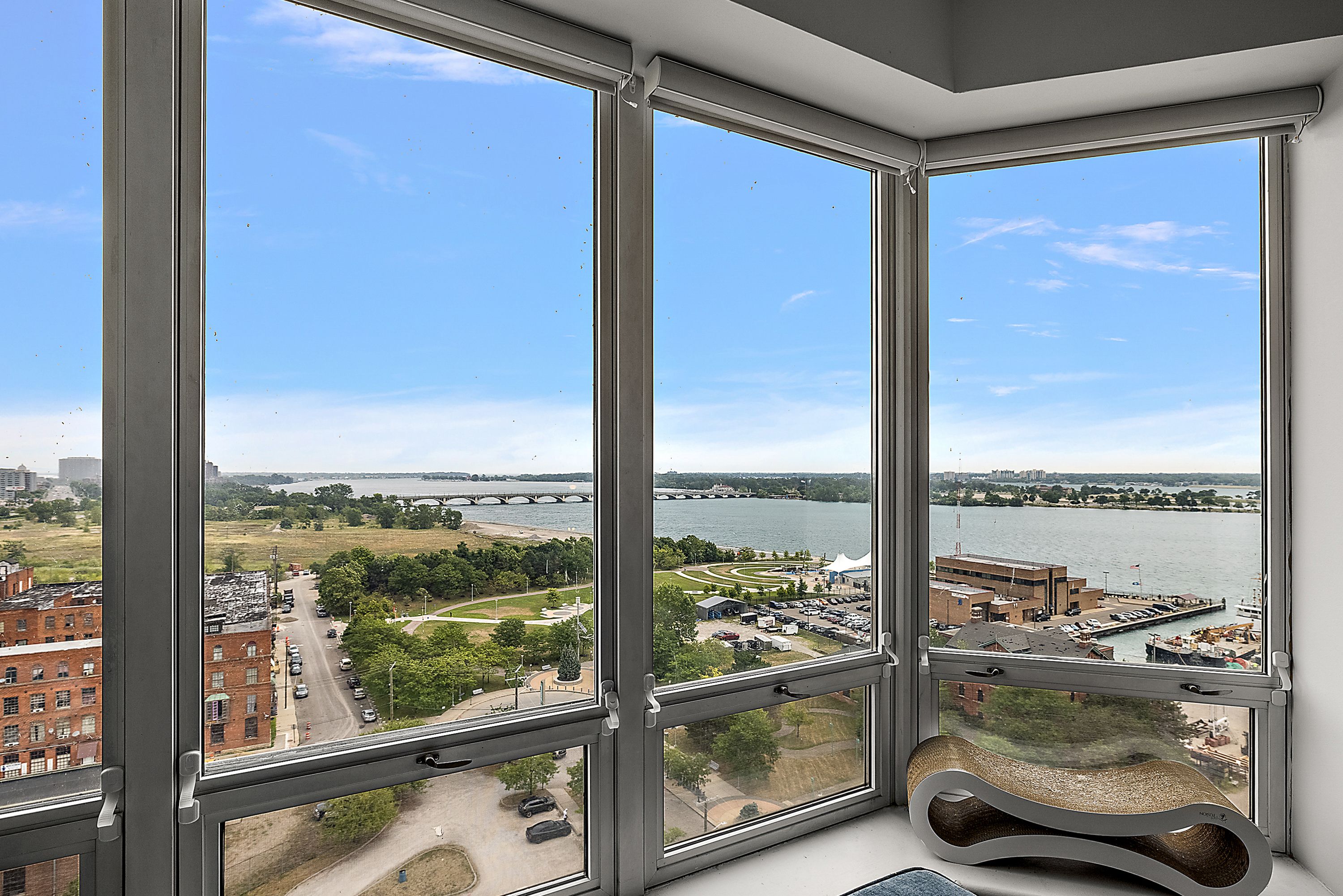 250 E Harbortown  Unit: 1507