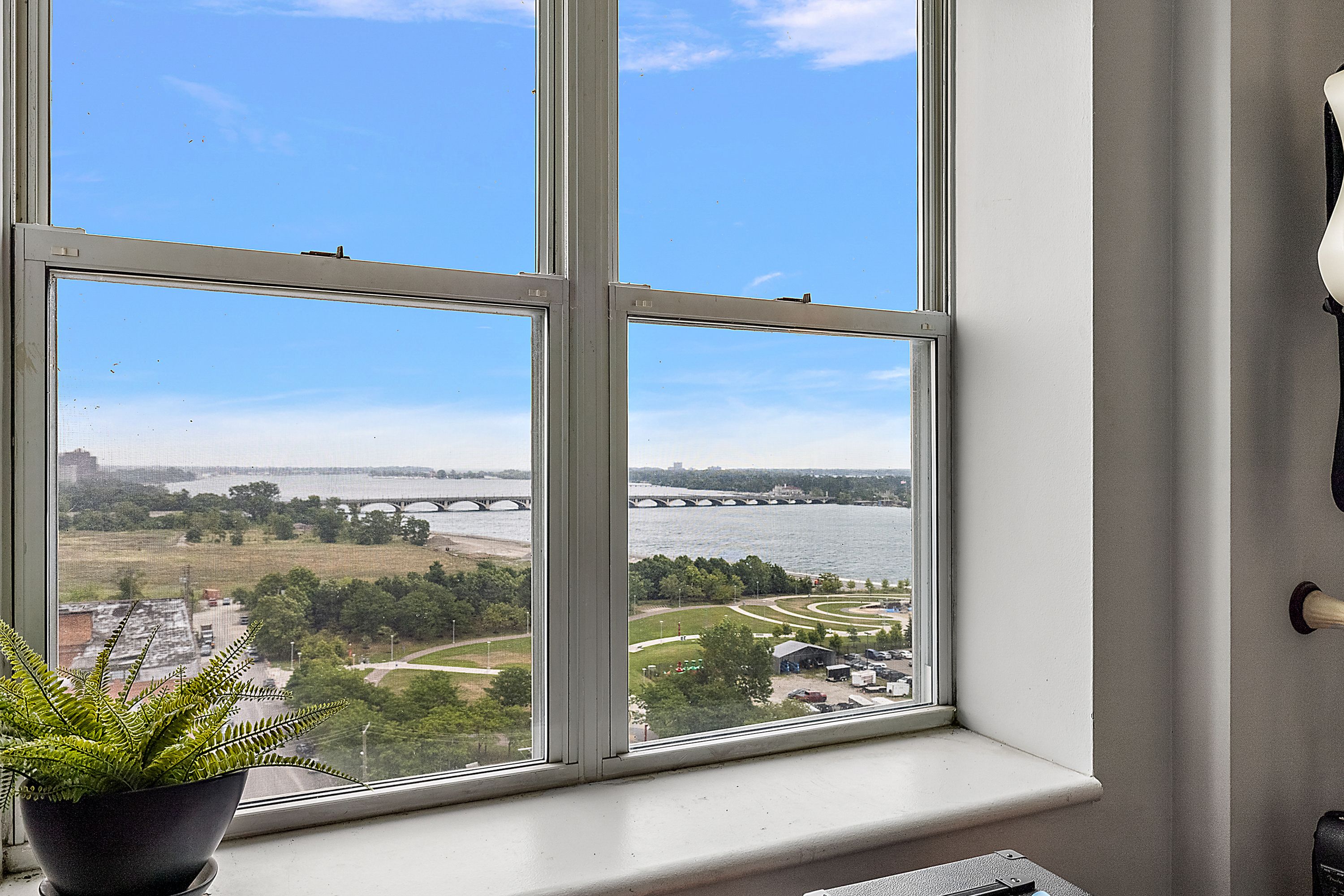 250 E Harbortown  Unit: 1507