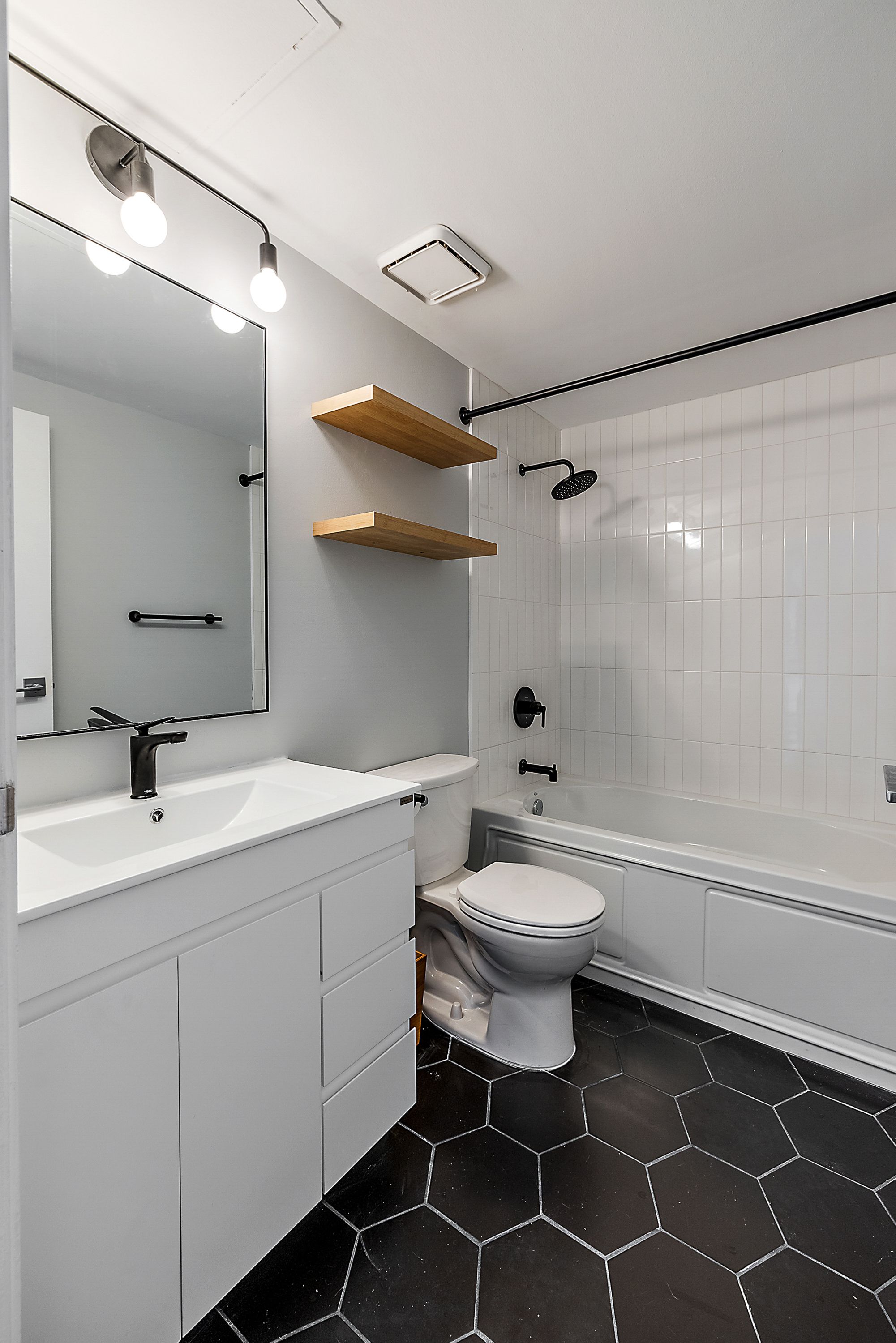 250 E Harbortown  Unit: 1507