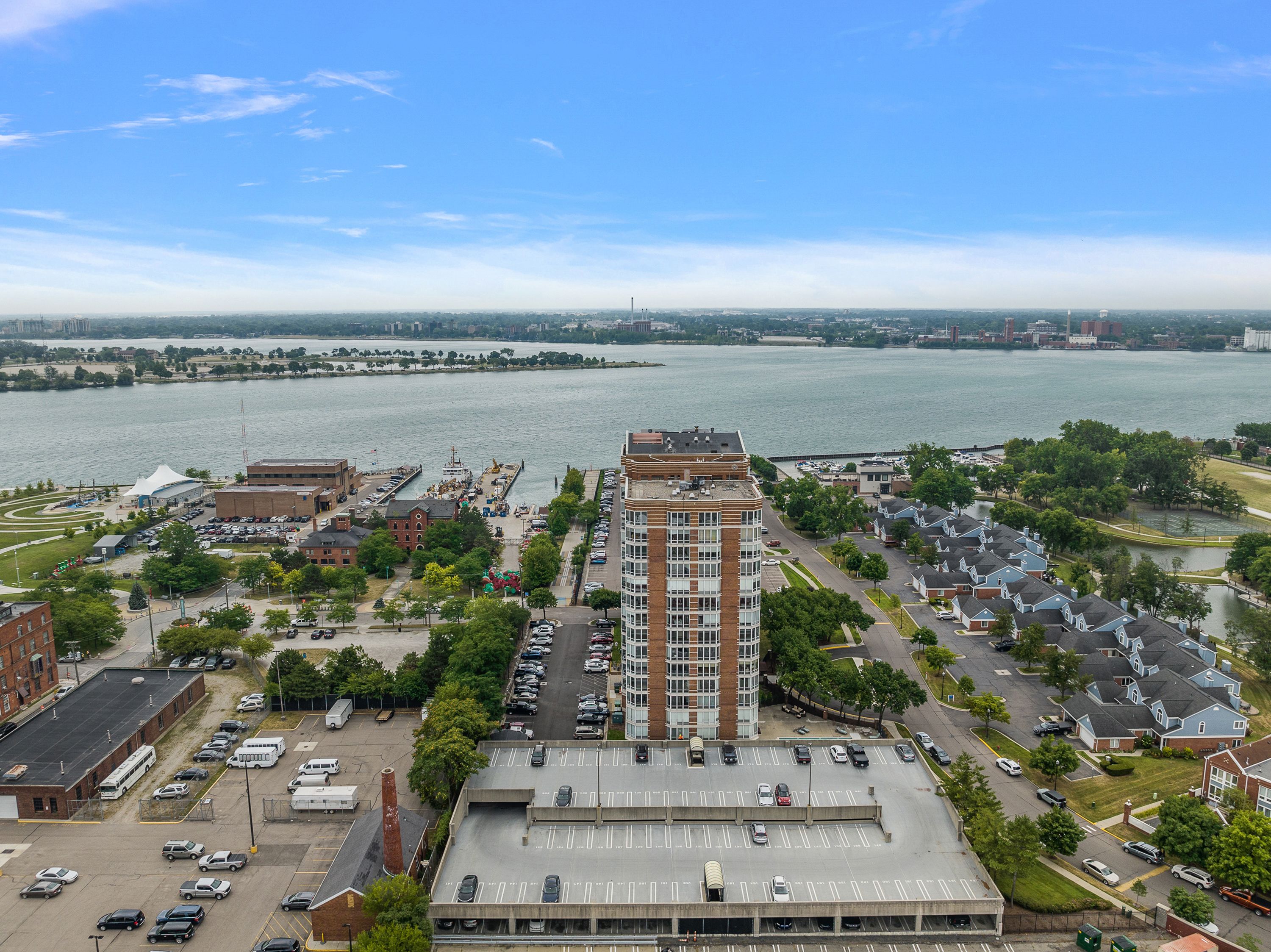 250 E Harbortown  Unit: 1507