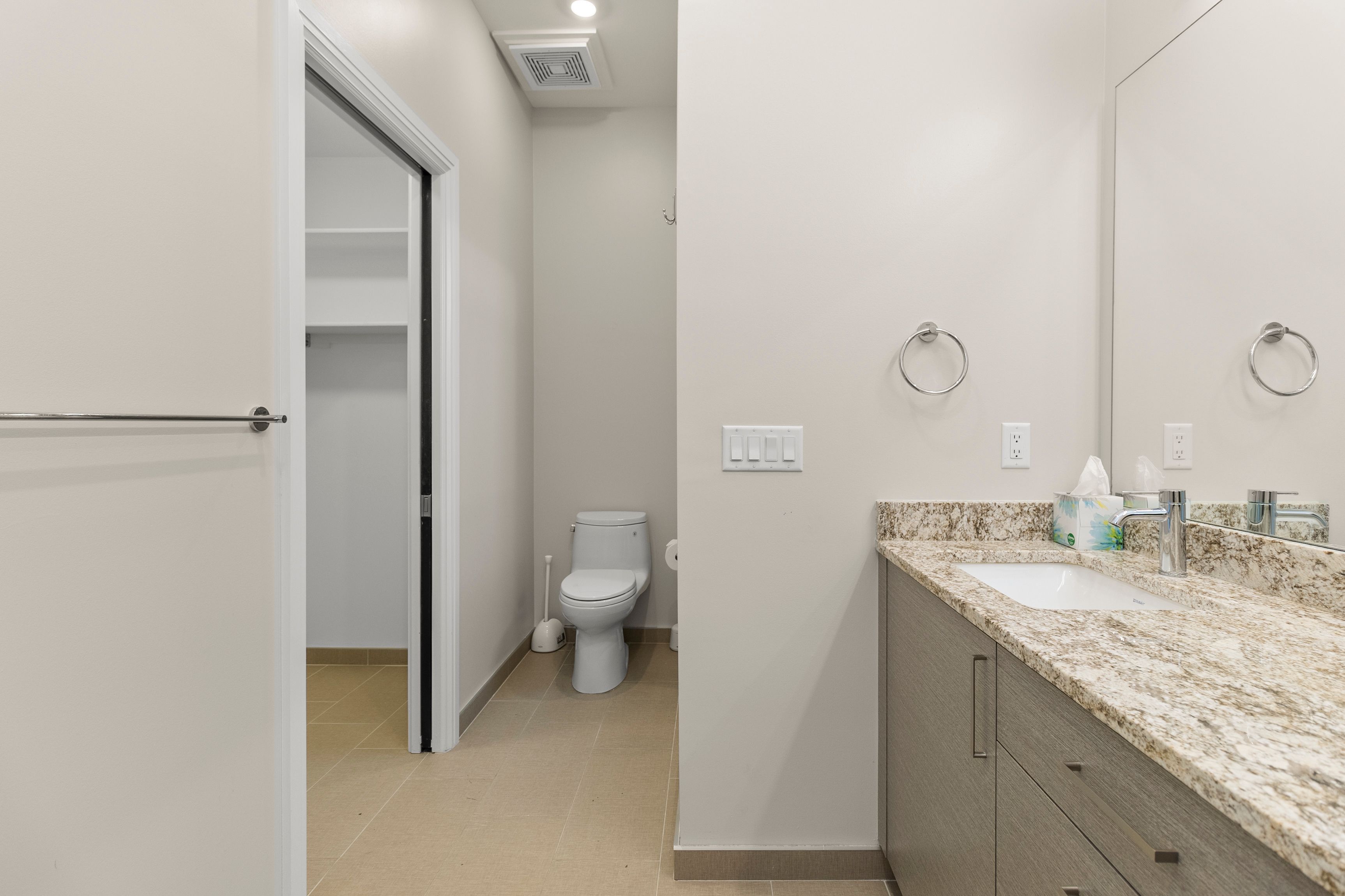 438 SELDEN Street Unit: 304