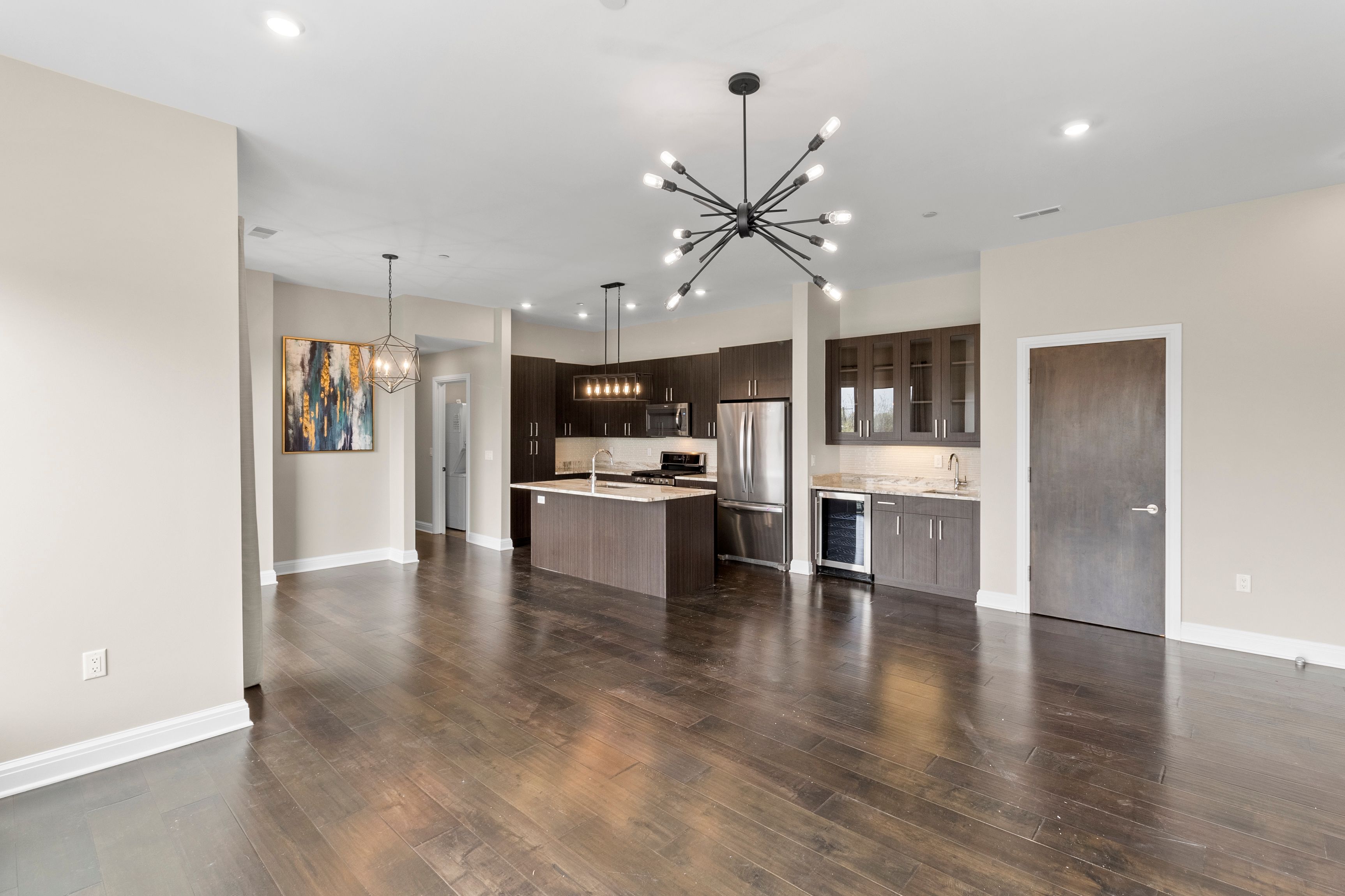 438 SELDEN Street Unit: 304