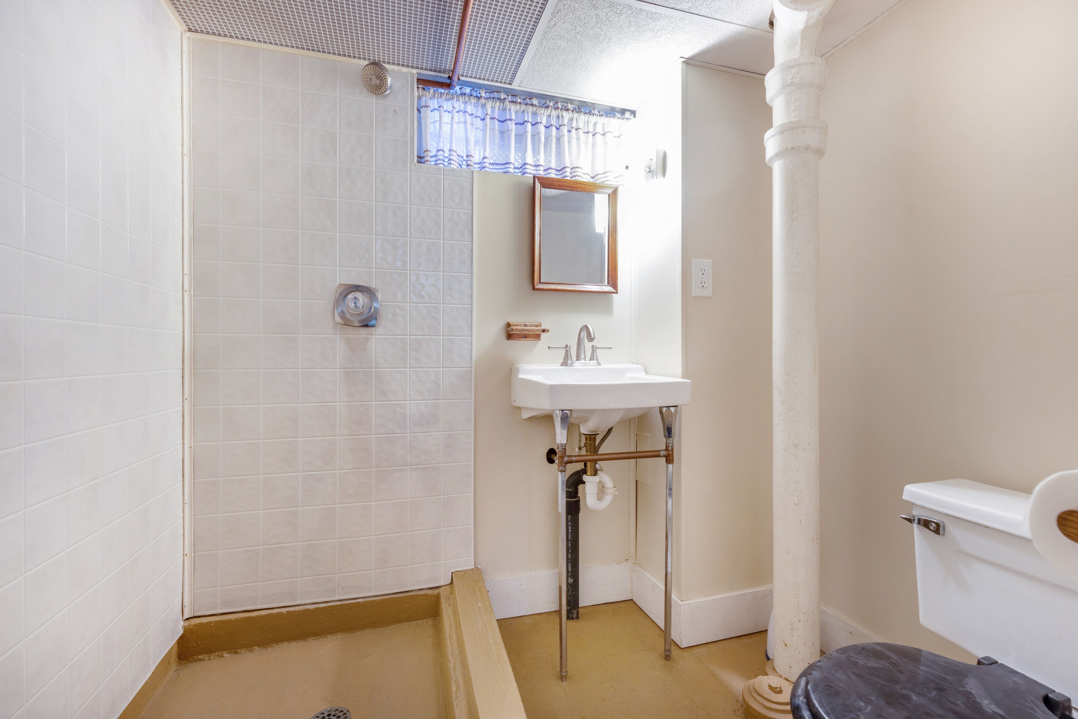 1719 W HOUSTONIA Avenue