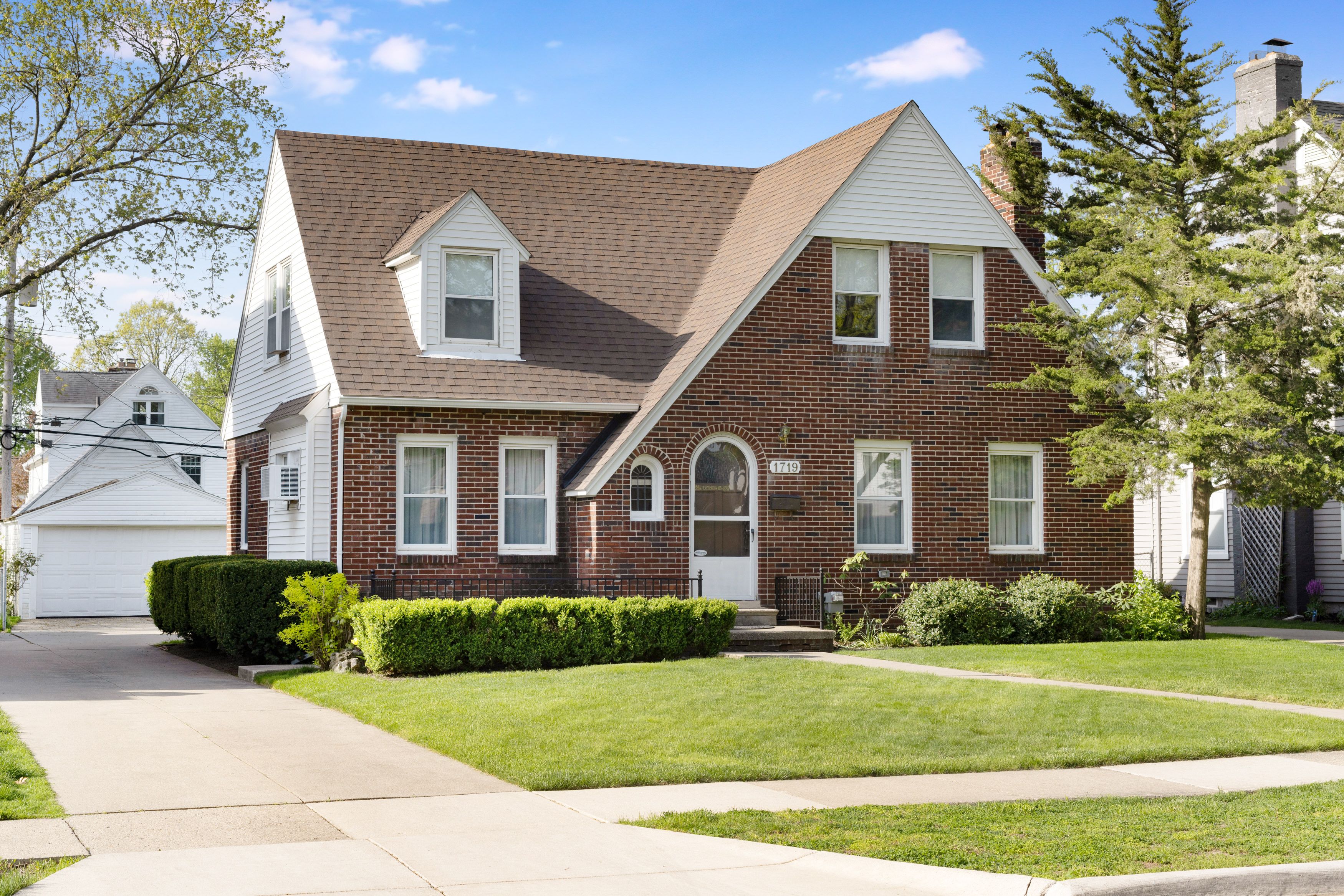 1719 W HOUSTONIA Avenue