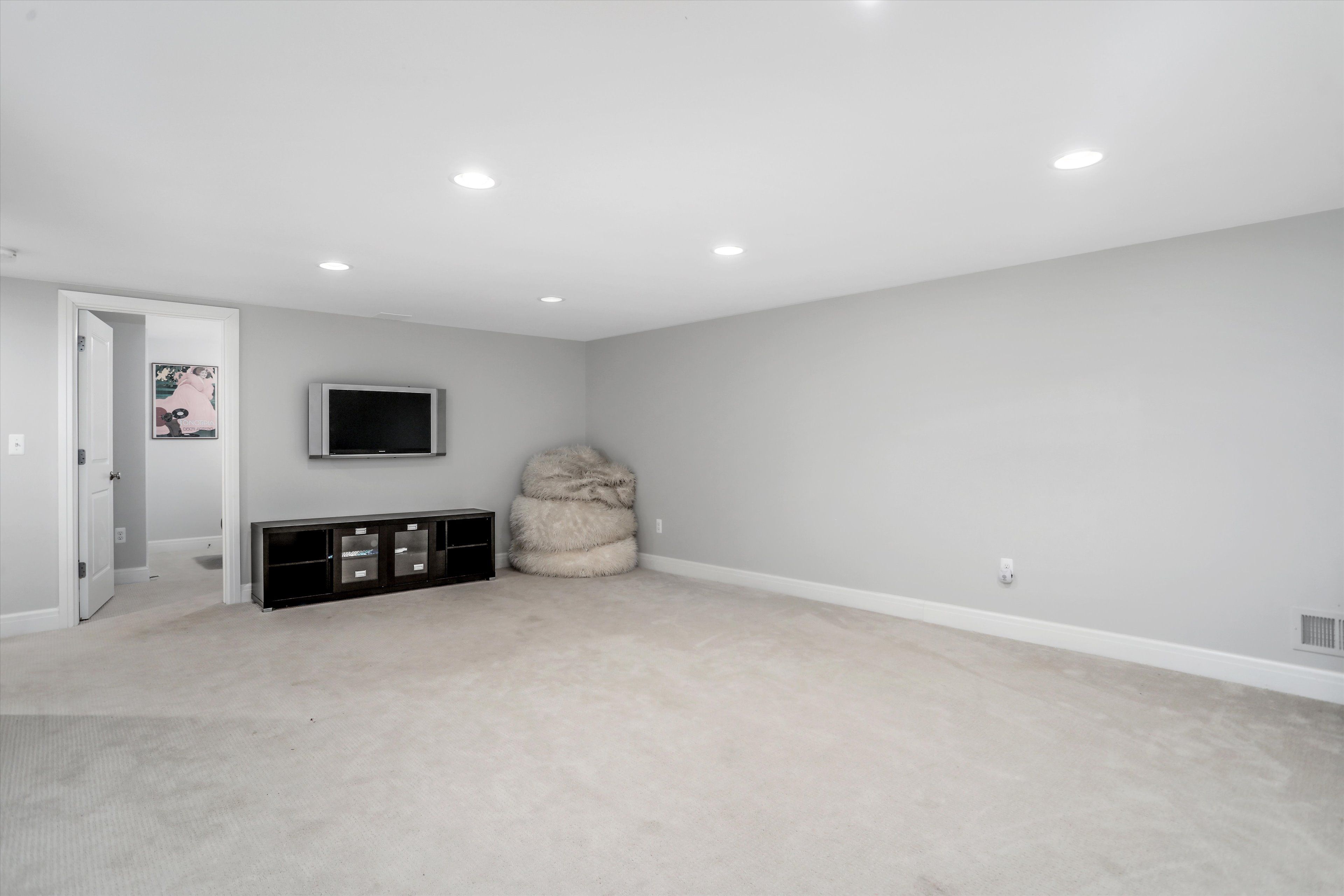 1064 Bennaville Avenue