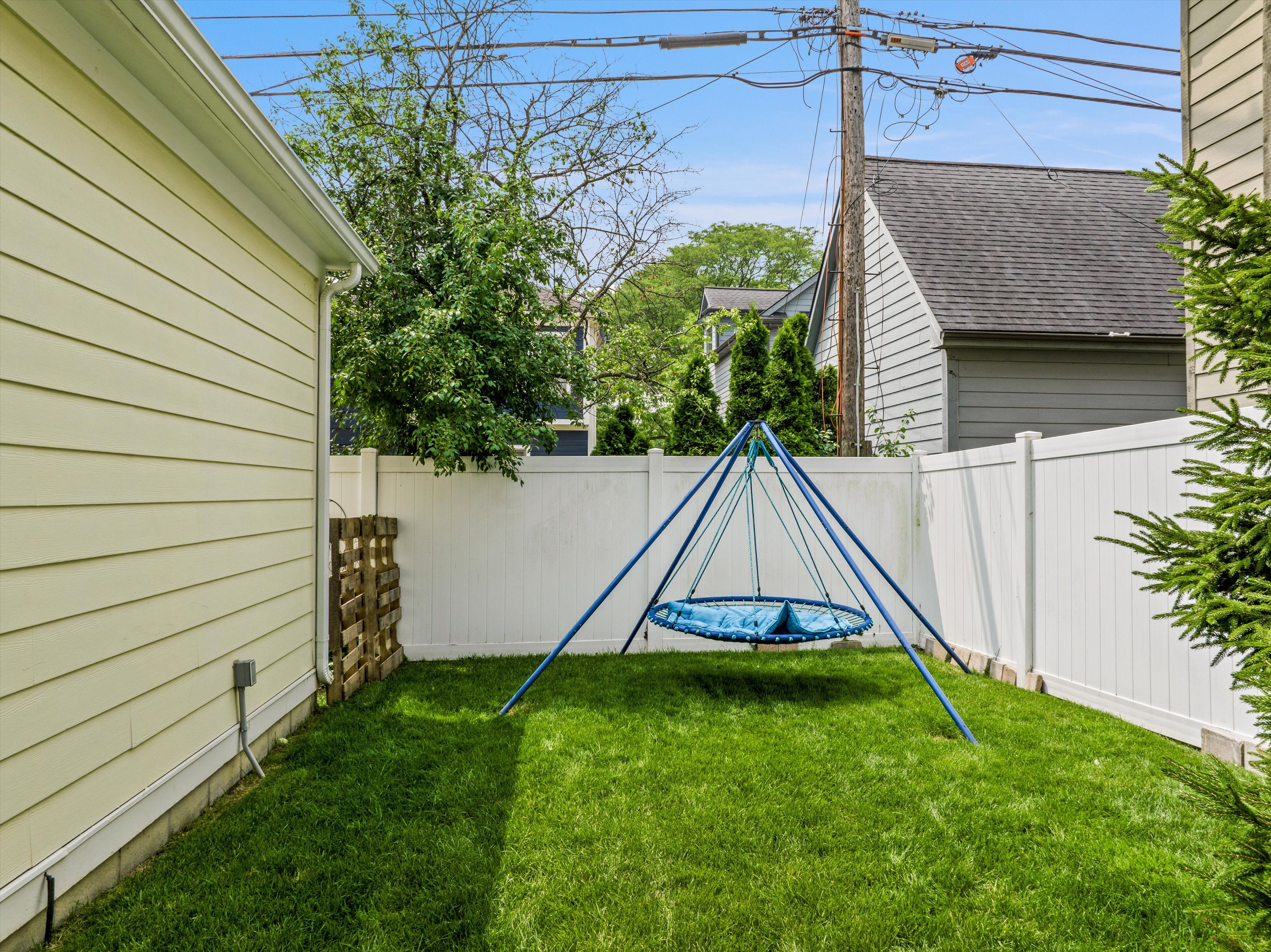 1064 Bennaville Avenue