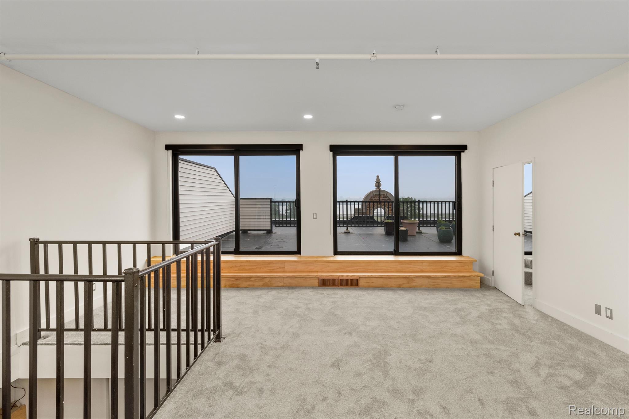 6533 E JEFFERSON Avenue Unit: 404j