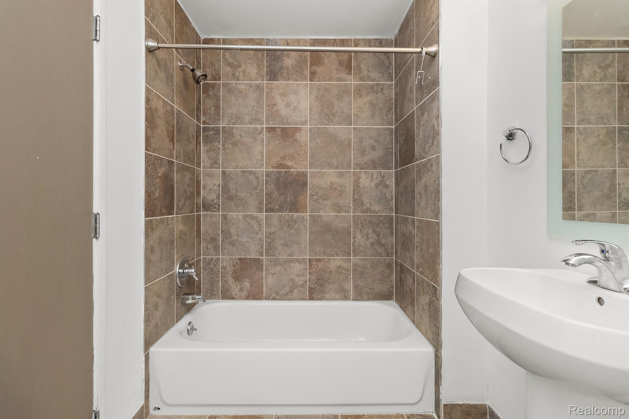 6533 E JEFFERSON Avenue Unit: 404j