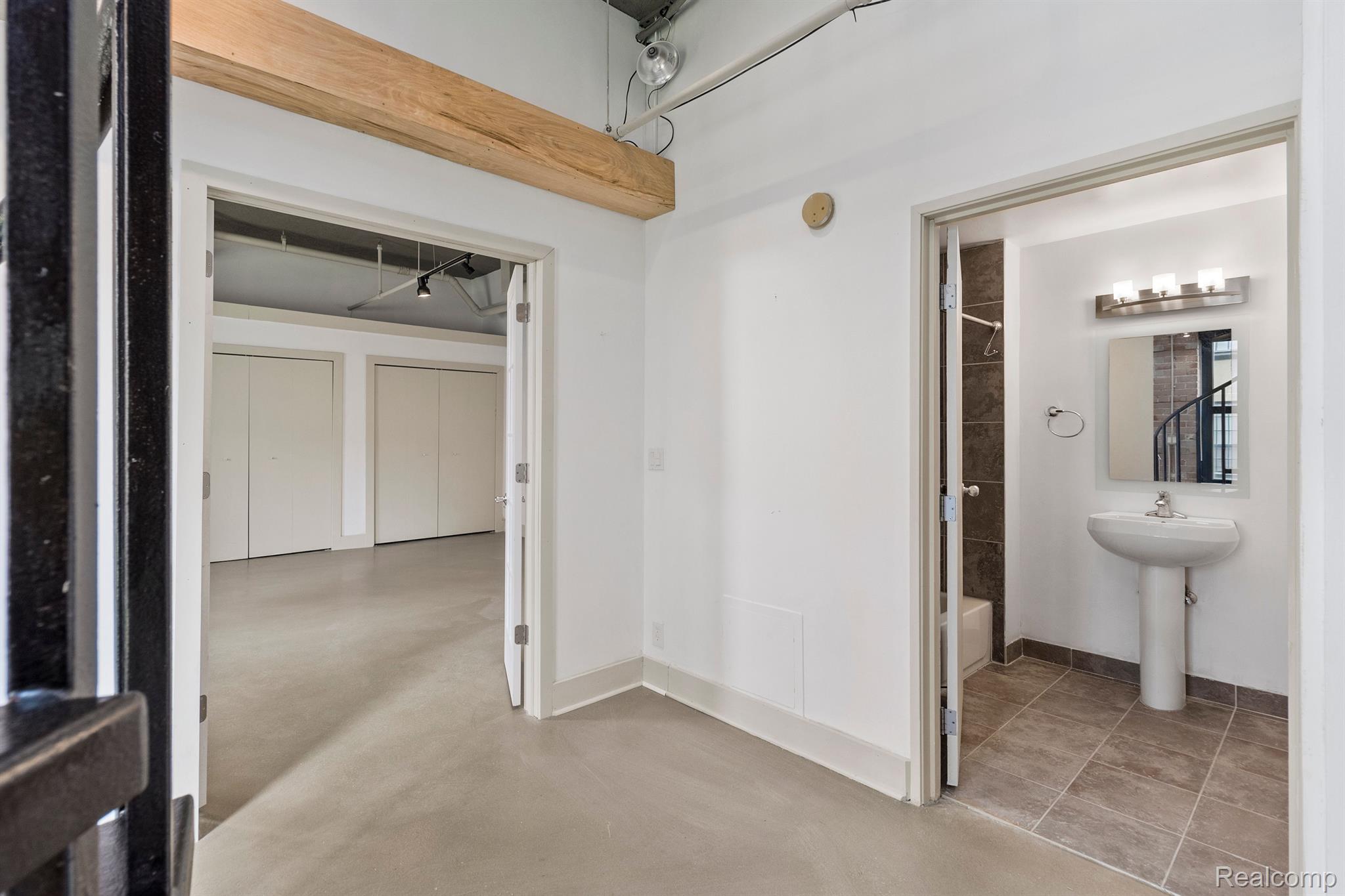 6533 E JEFFERSON Avenue Unit: 404j