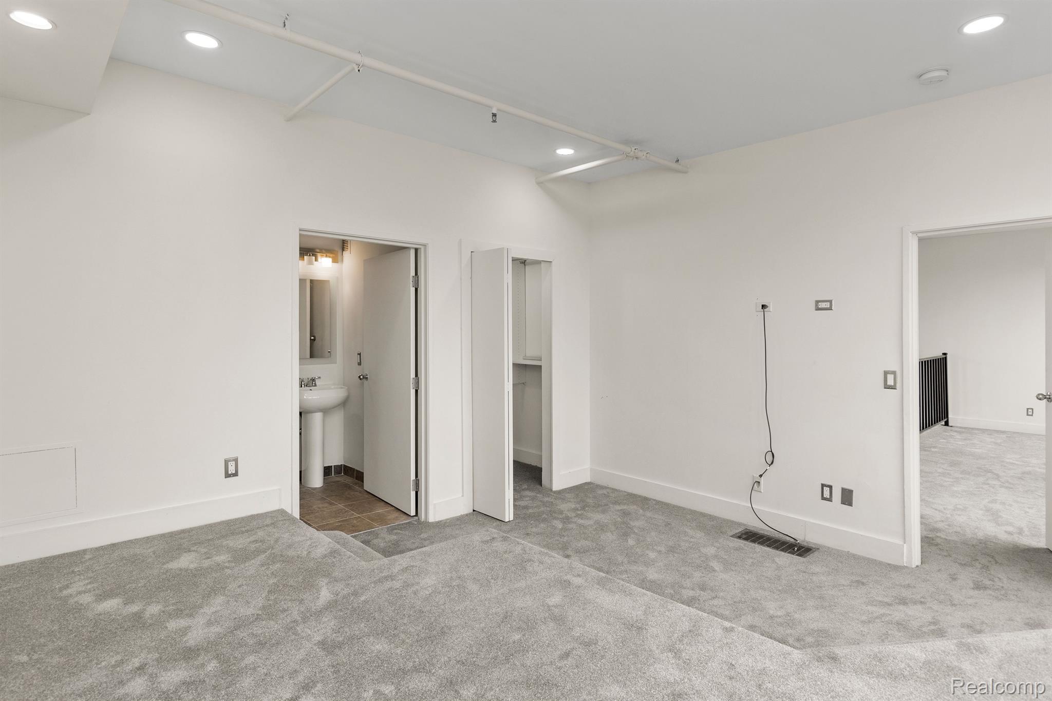 6533 E JEFFERSON Avenue Unit: 404j