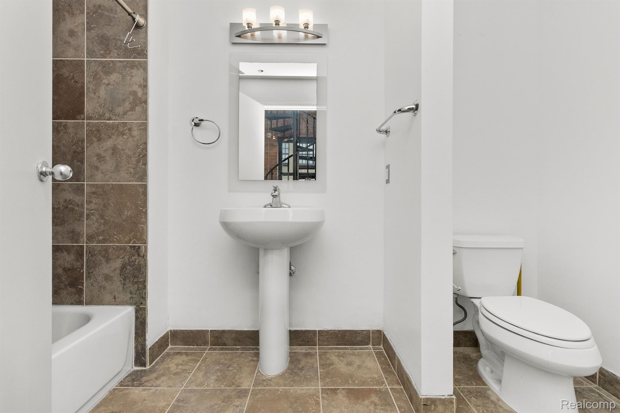 6533 E JEFFERSON Avenue Unit: 404j