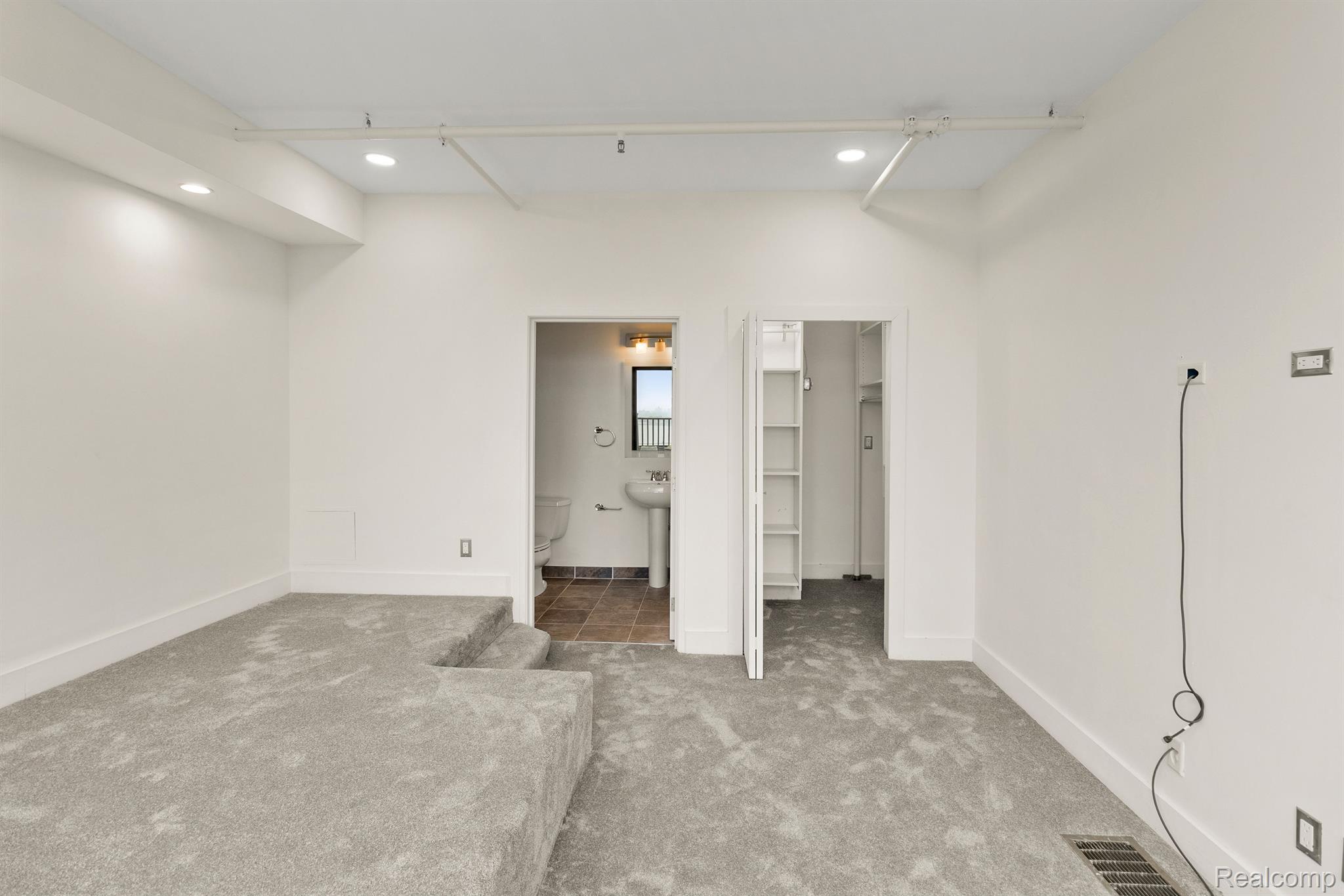 6533 E JEFFERSON Avenue Unit: 404j