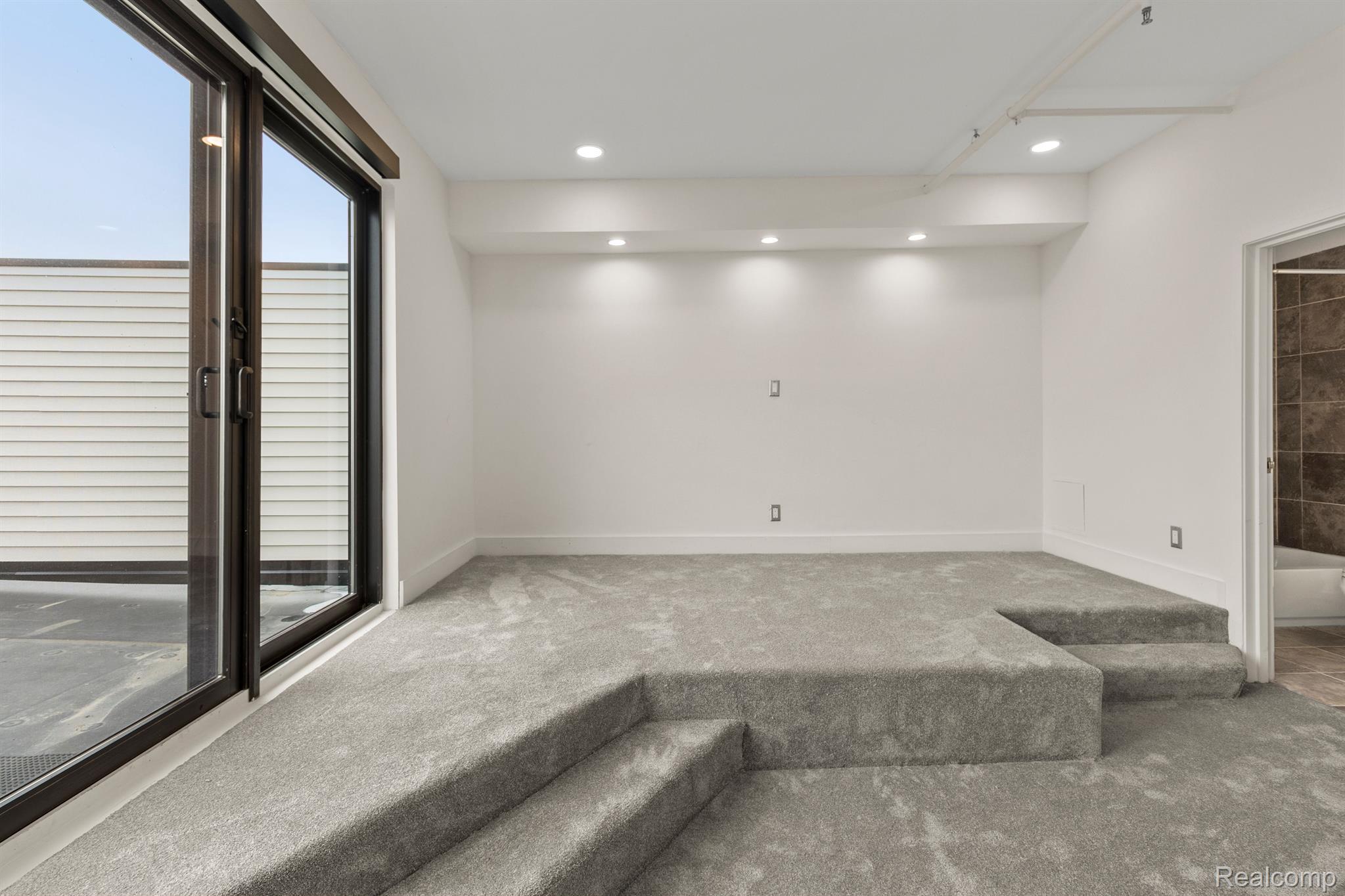 6533 E JEFFERSON Avenue Unit: 404j