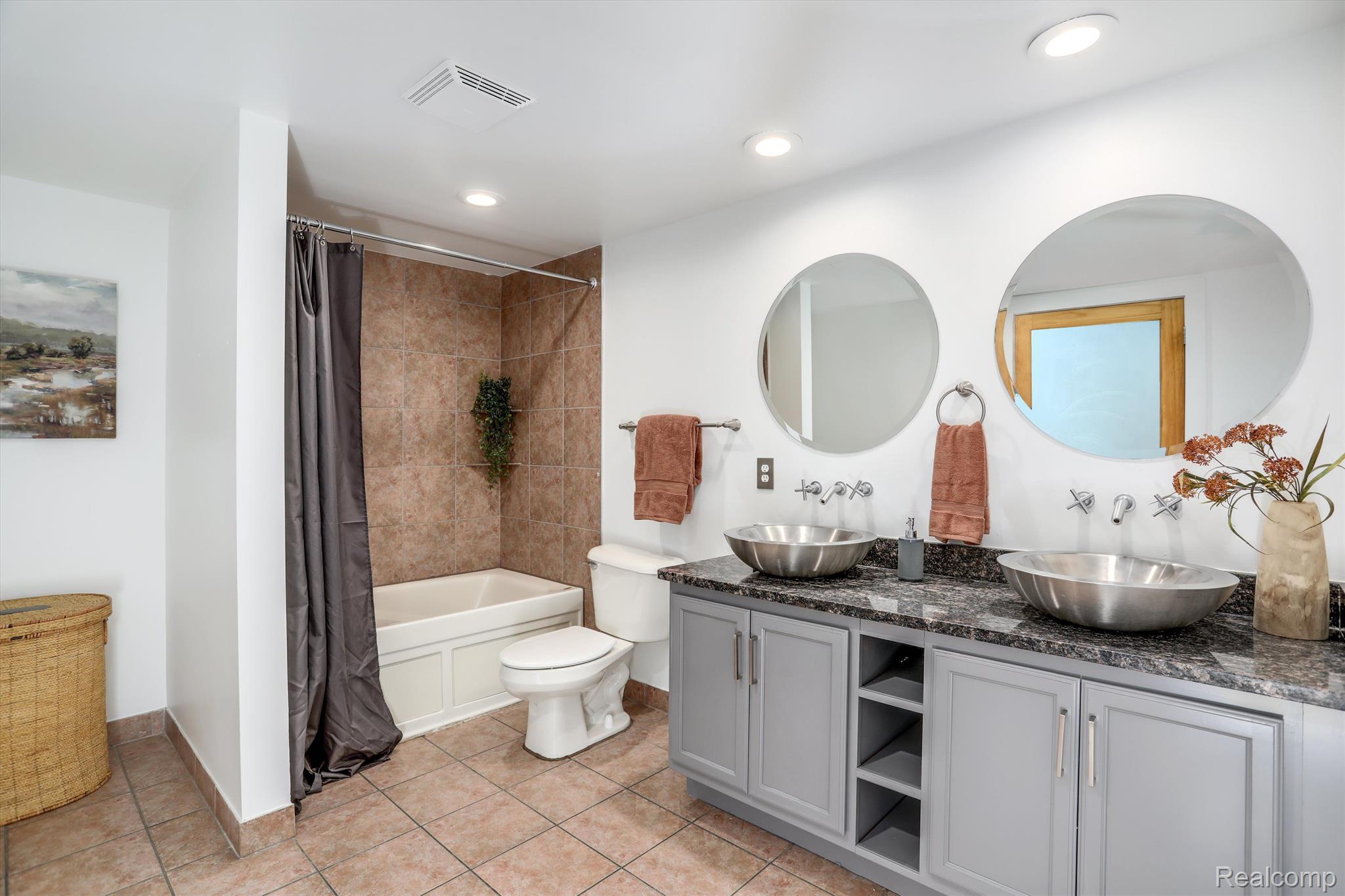 2843 E Grand Blvd Unit: 2