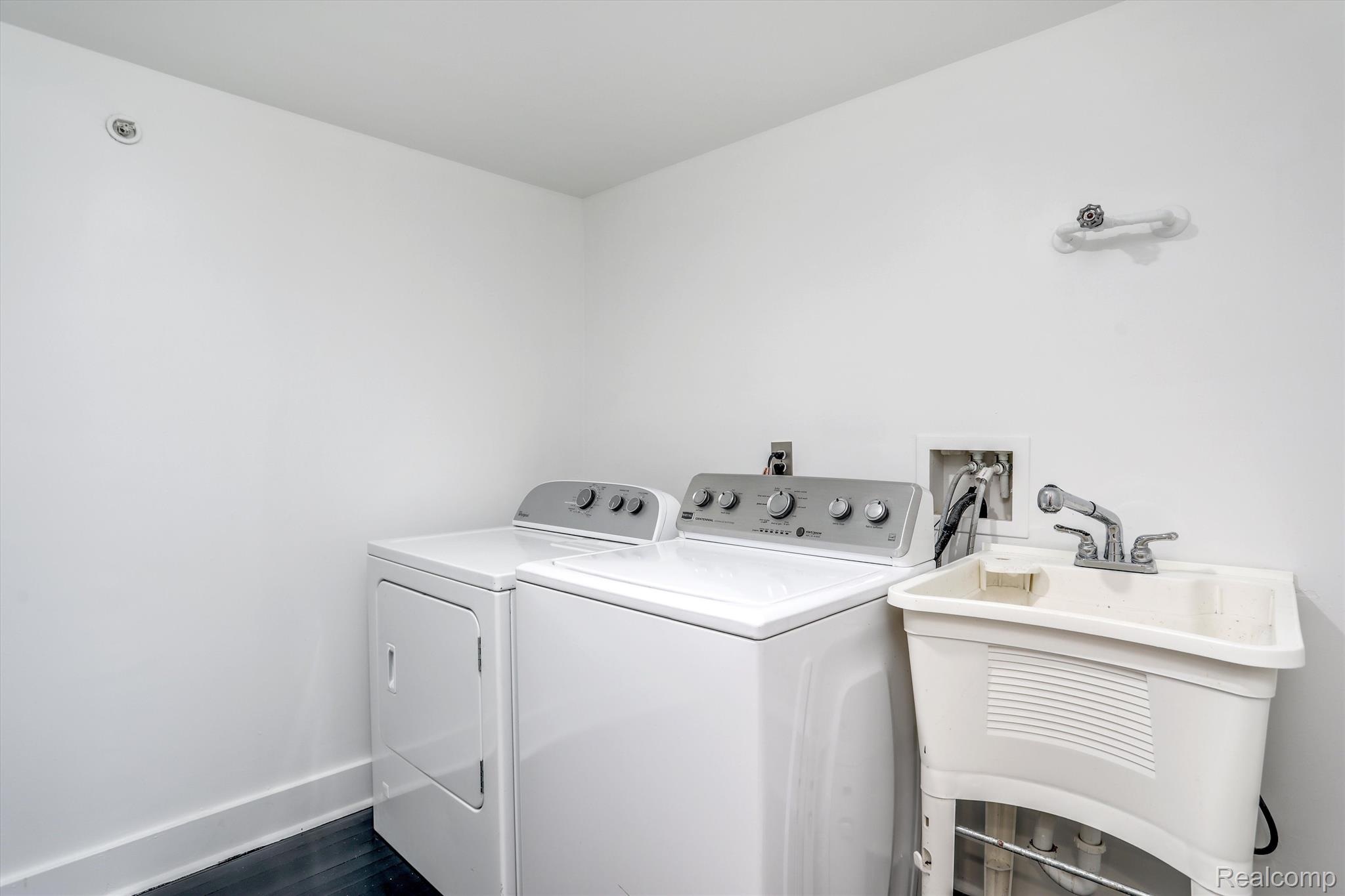 2843 E Grand Blvd Unit: 2