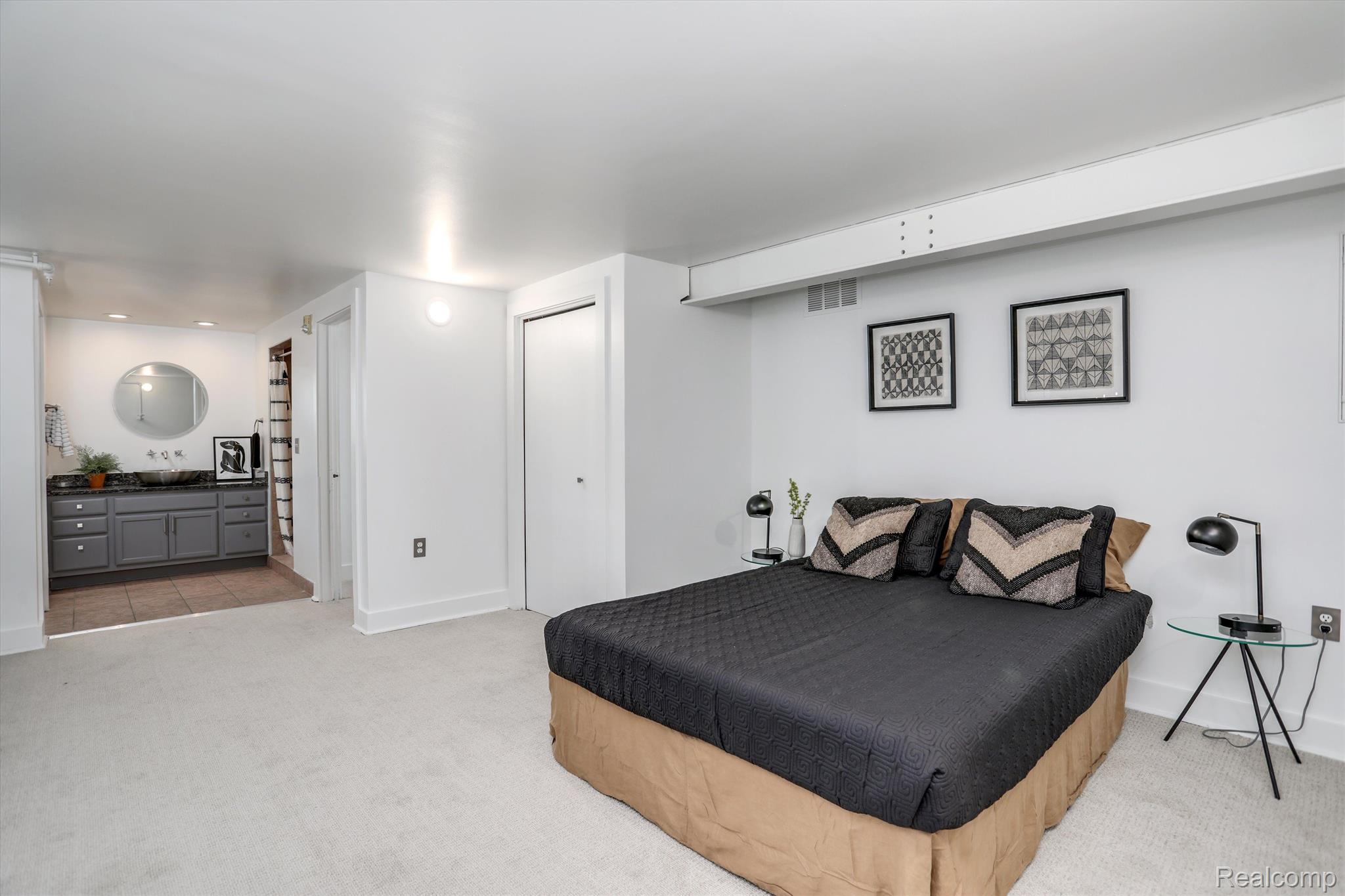 2843 E Grand Blvd Unit: 2