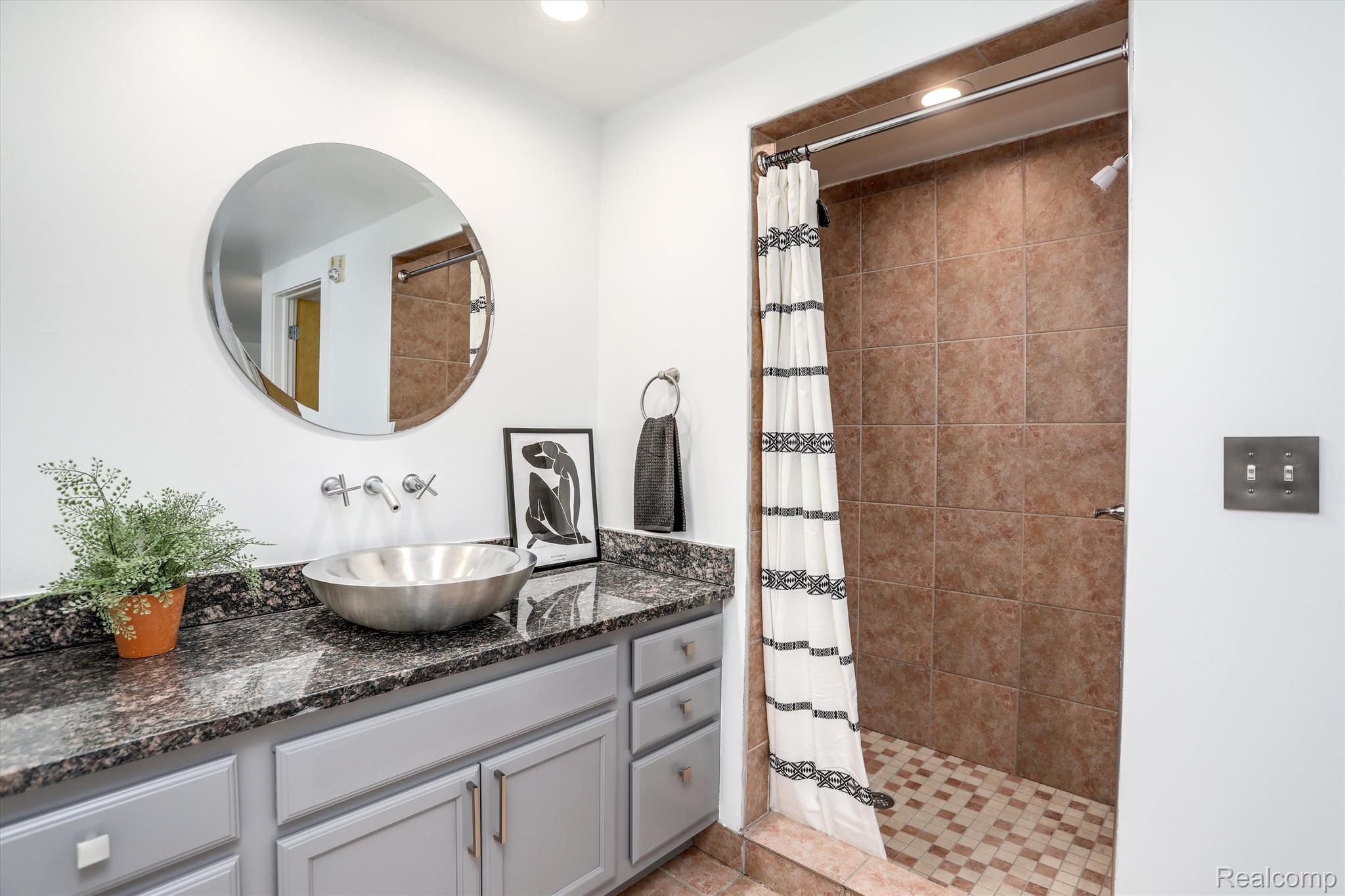 2843 E Grand Blvd Unit: 2