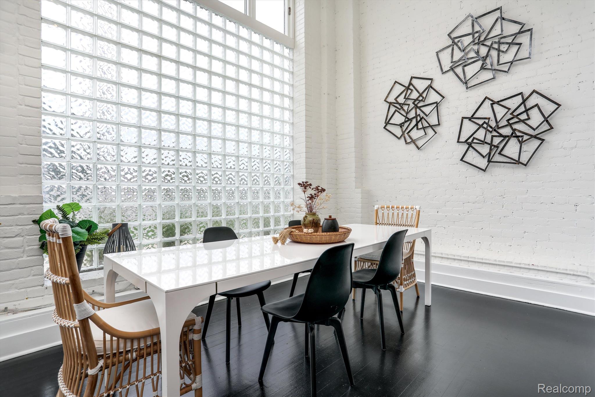 2843 E Grand Blvd Unit: 2