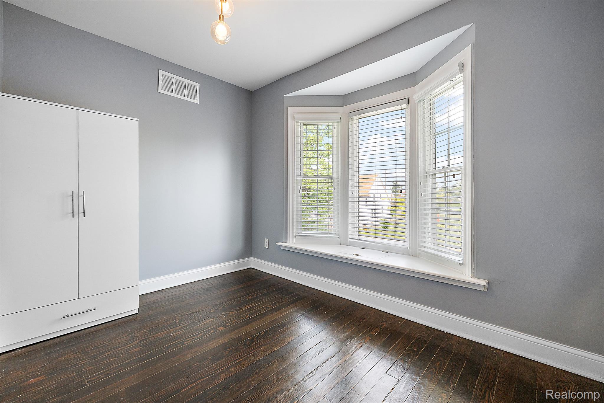 234 E BETHUNE Street