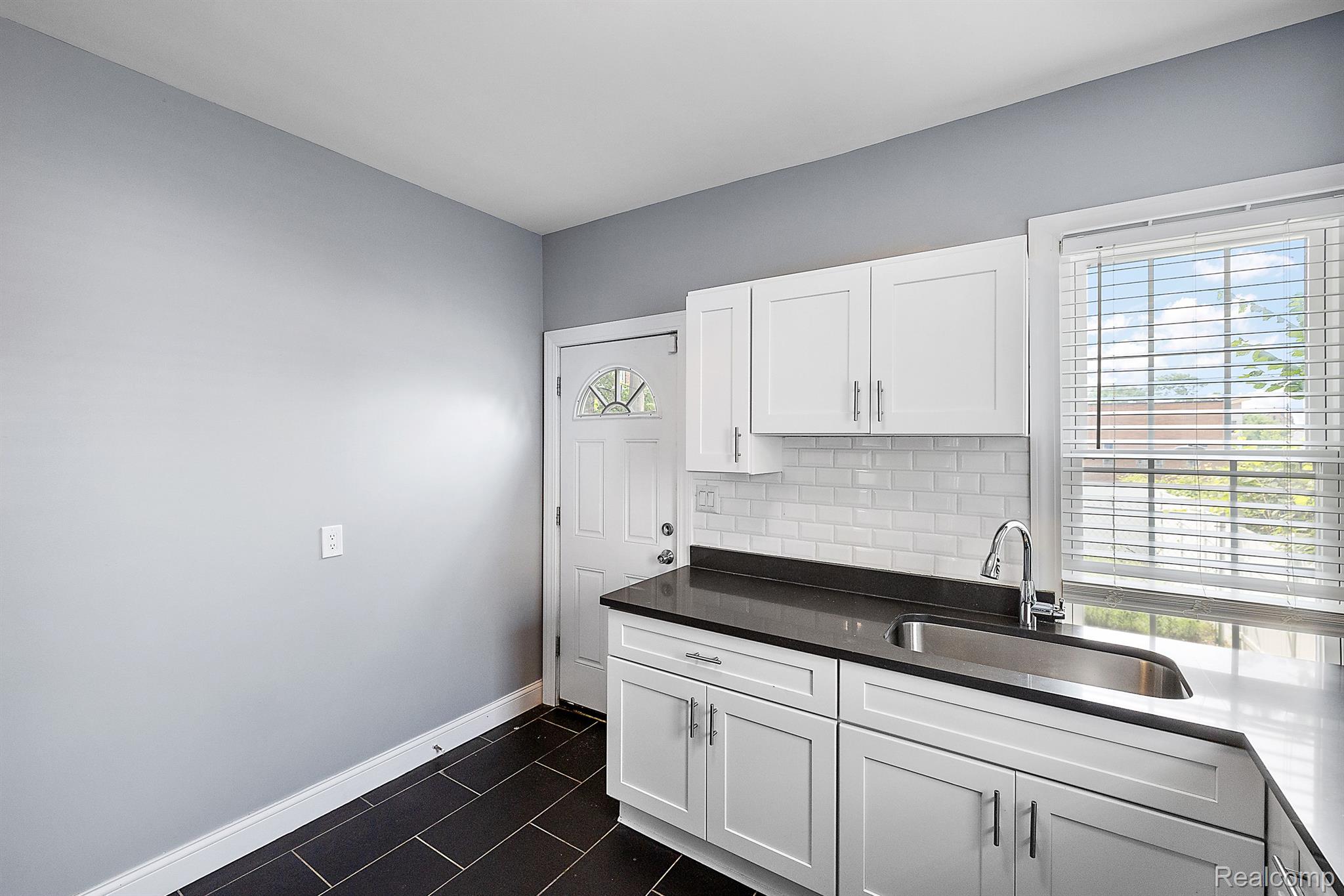 234 E BETHUNE Street