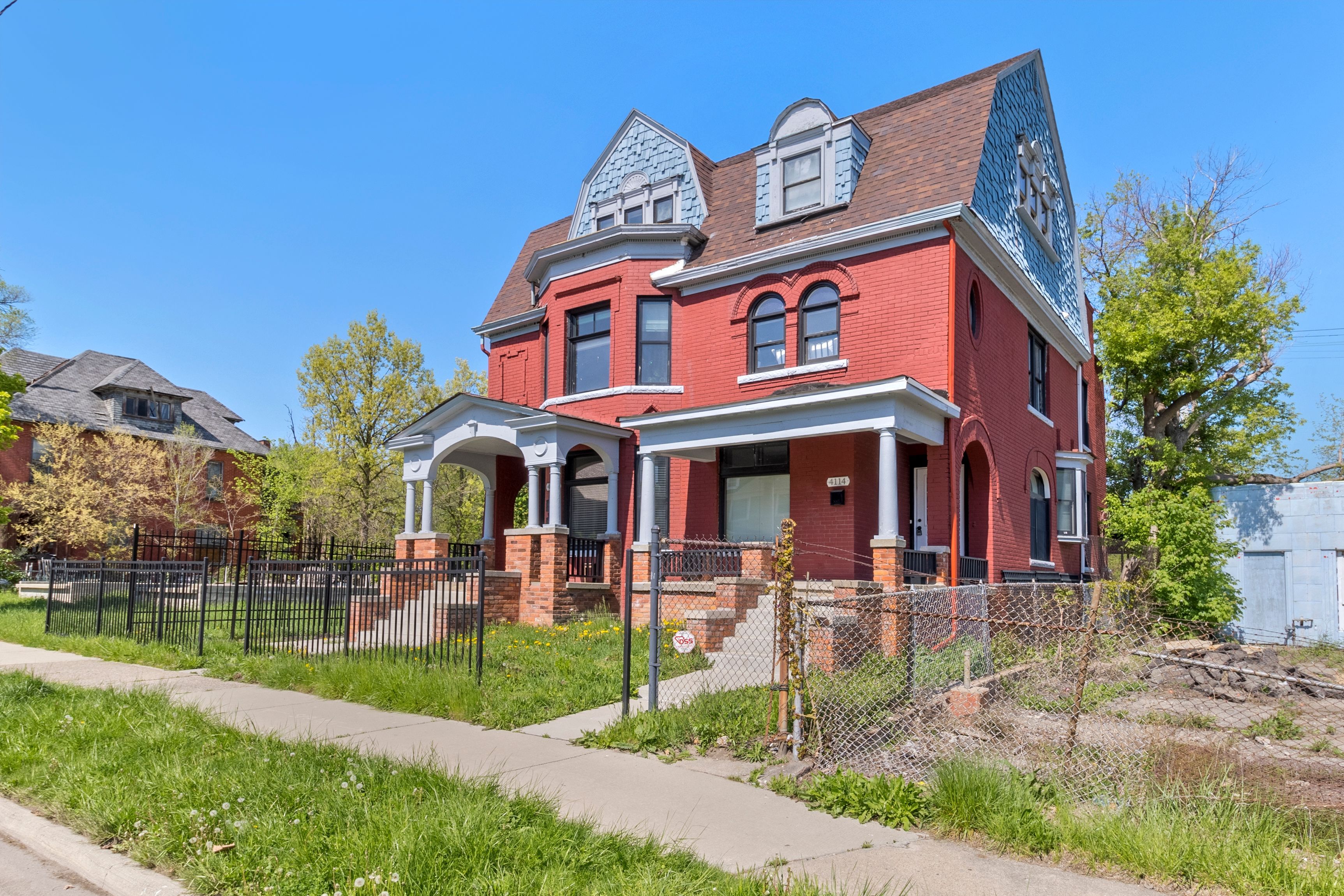 4114 TRUMBULL Street