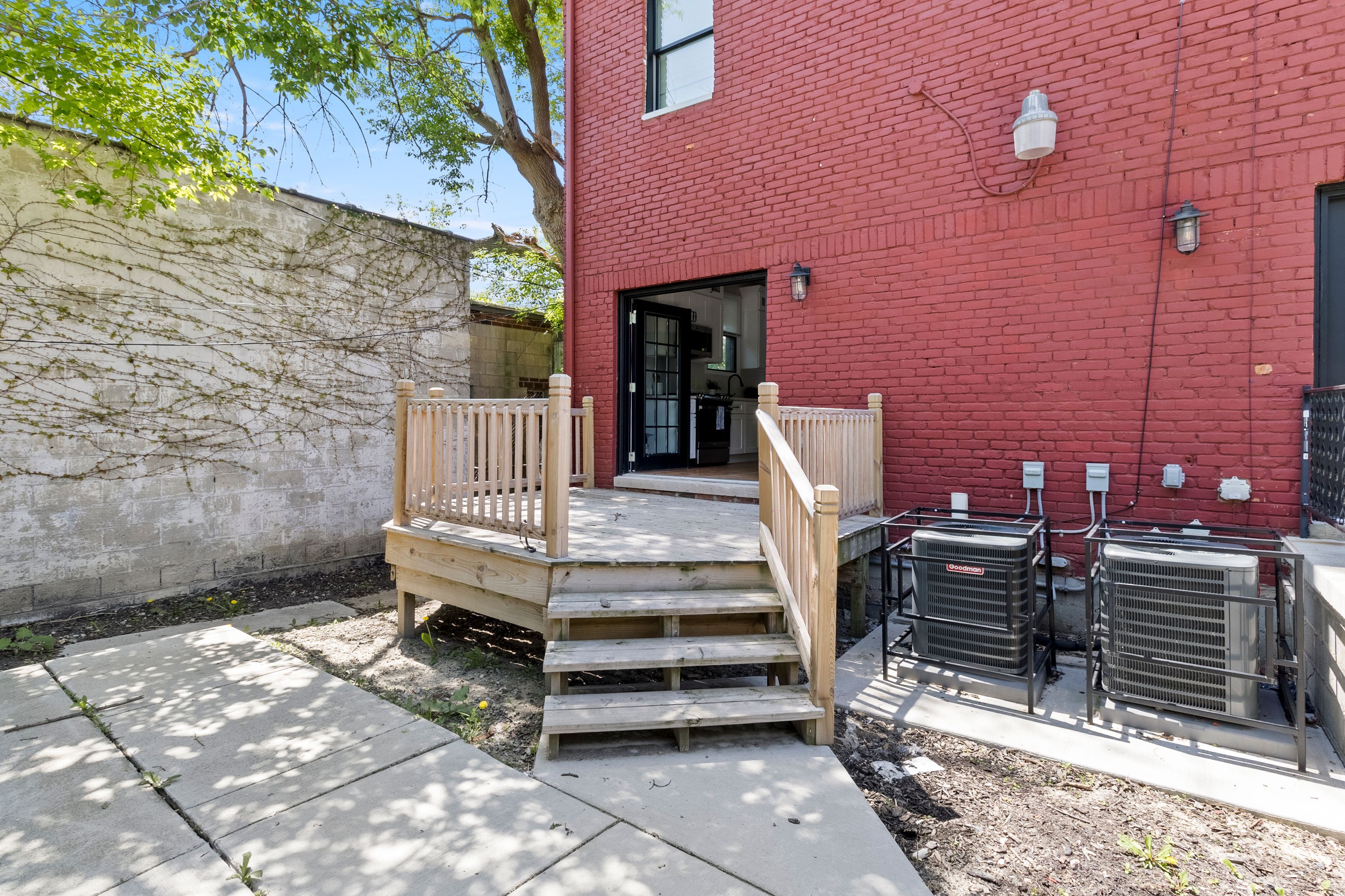 4114 TRUMBULL Street