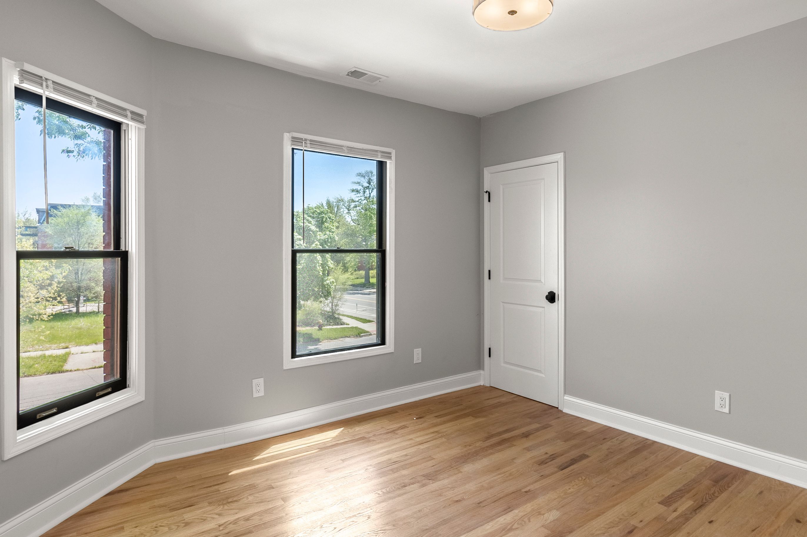 4114 TRUMBULL Street