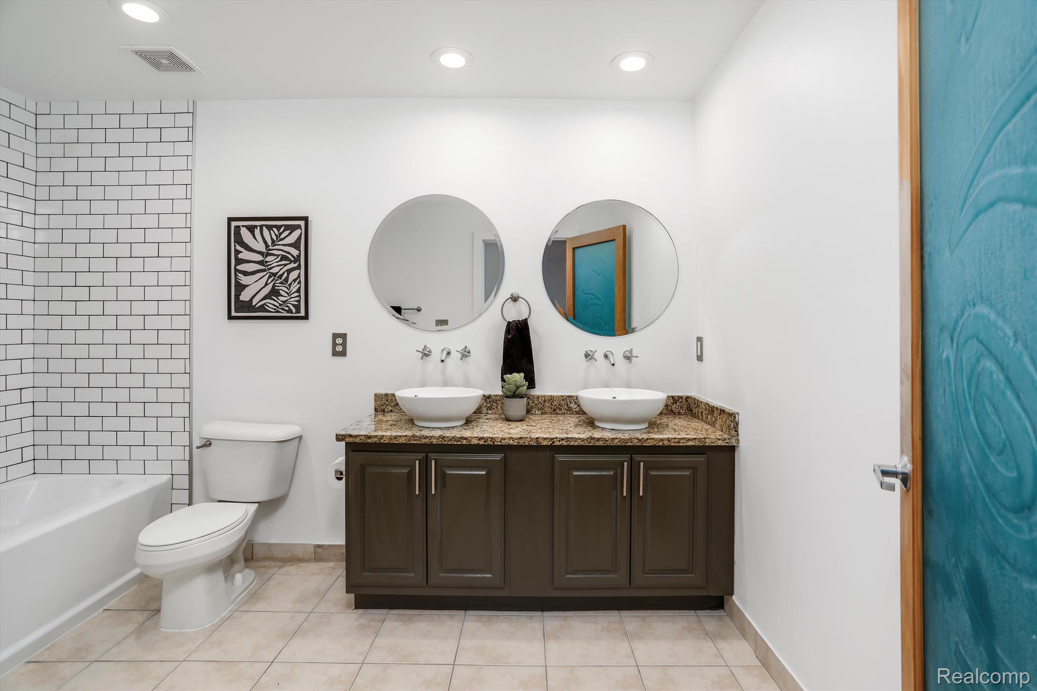 2843 E Grand Blvd Unit: 11