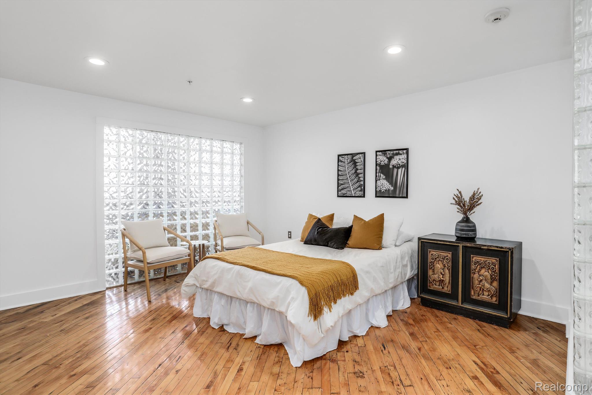 2843 E Grand Blvd Unit: 11