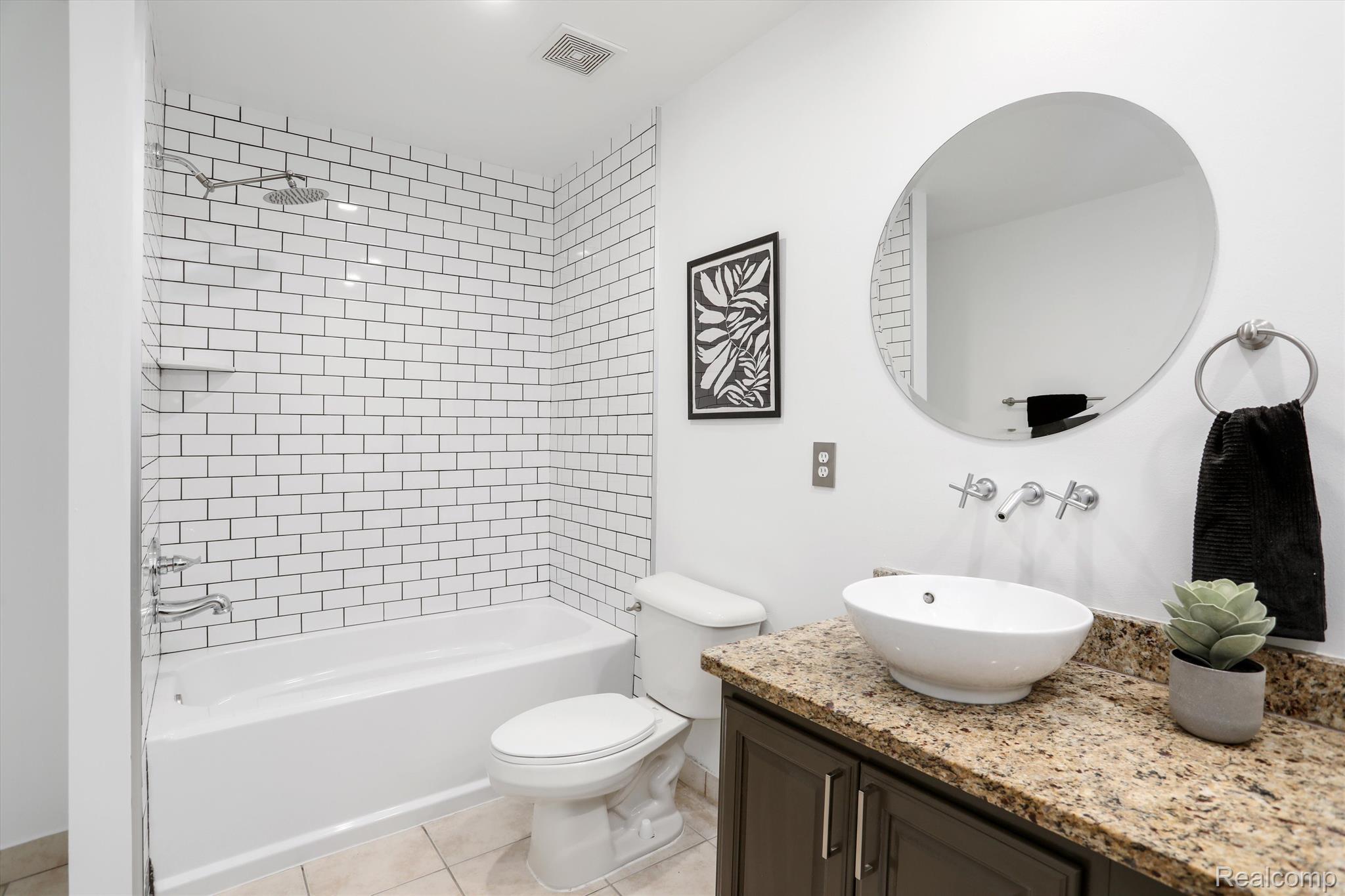 2843 E Grand Blvd Unit: 11